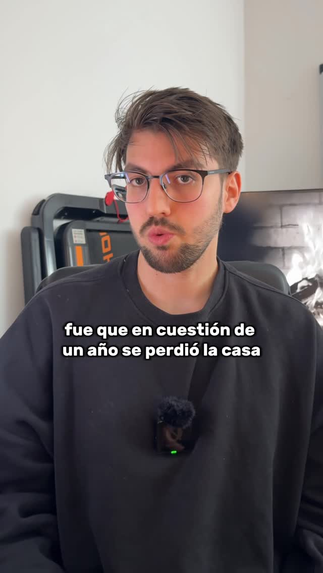 ¿Por qué llevo sin subir contenido regular 1 año?
Me apetecía contaros las circunstancias por las que he pasado, y por qué no he estado presente.
En cuanto a tu interés personal, quiero decirte que hay un nuevo formato en camino que espero que os guste.
La temática como siempre será de:
- finanzas personales
- negocios y emprendimiento
- desarrollo personal
Por supuesto, el contenido lo haré buscando que sea práctico y útil para vuestro día a día.
Tengo varios guiones preparados y estoy pendiente de poder grabar. Eso si, necesito que deje de llover en Madrid.
También quiero deciros algo.
En concreto a ti, si estás pasado por una mala racha.
Mi consejo de corazón es que trabajes lo interno y no lo dejes pasar.
Vivimos en automático y a veces se nos olvida el presente.
No porque puedas vivir con ello debes dejar el elefante rosa en la habitación.
Yo tardé en implosionar casi 2 años.
Pudo ser más o pudo ser menos, pero caí. Y estoy seguro de que todo habría sido más fácil si hubiera pedido ayuda.
En serio, toma ayuda si la necesitas.
También no olvides ayudarte a ti mismo.
Dedícate tiempo a ti y a lo que te haga ilusión.
La mente puede cambiar mucho las cosas. Puede transforma lo cotidiano en una pesadilla. Pero ¿sabes qué?
También puede hacer lo imposible fácil.
Empieza por las pequeñas cosas como salir a dar una vuelta o hacer algo que te motivaba. Si tienes que hacerlo sin ganas, hazlo sin ganas.
Cada cosa que consigas celébralo, es un avance. Parece imposible, pero en unos meses trabajando poco a poco se pueden conseguir grandes cosas.
Pon foco en ti.
Nos vemos pronto
Un abrazo,
Carlos García
#carlosestratega