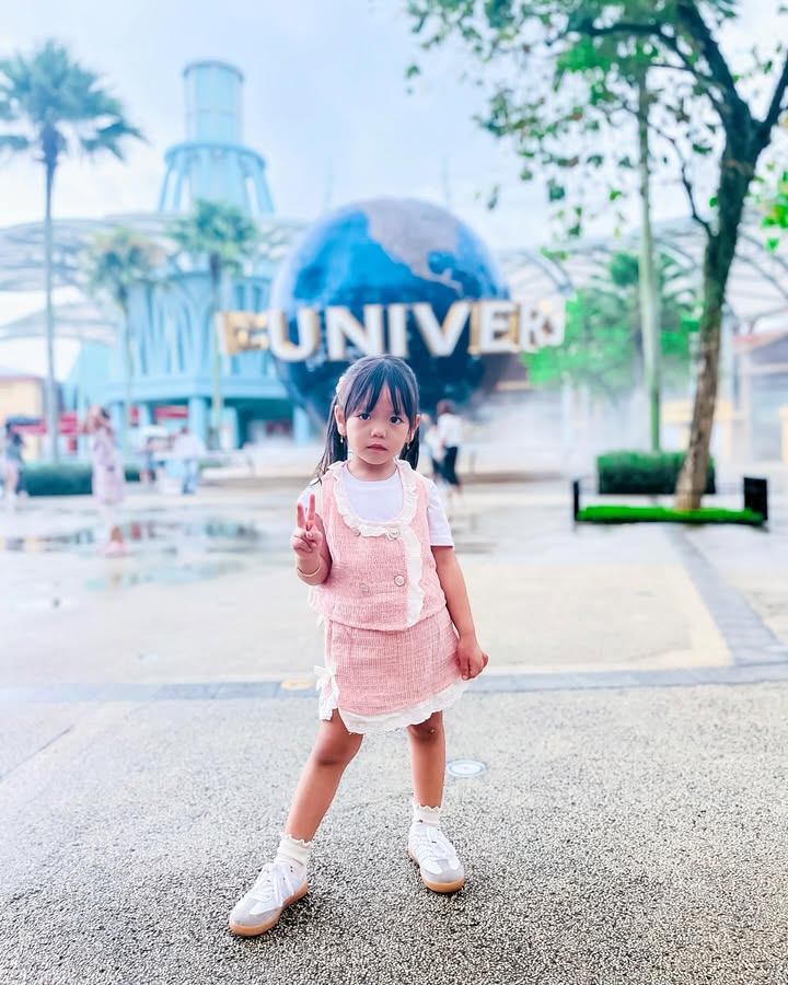 The first time little Villy go abroad 😘
Paling susah disuruh foto sendiri..,
Setiap foto penuh drama 🙈