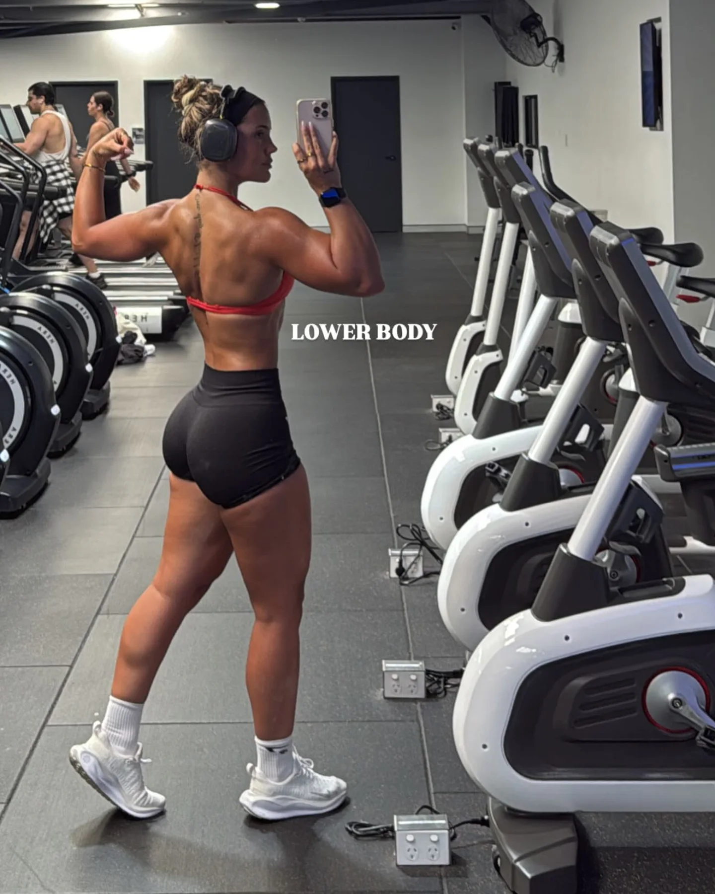@kelsiefaithhthomas
Glutes & Quads were on 🔥
Glute kickbacks - 3x15
Pendulum squat - 3x10-12
BB lunge - 3x10-12
Back extension - 3x12 weighted into 10 body weight
Leg extension - 3x15
Core - knee raises - 3x15