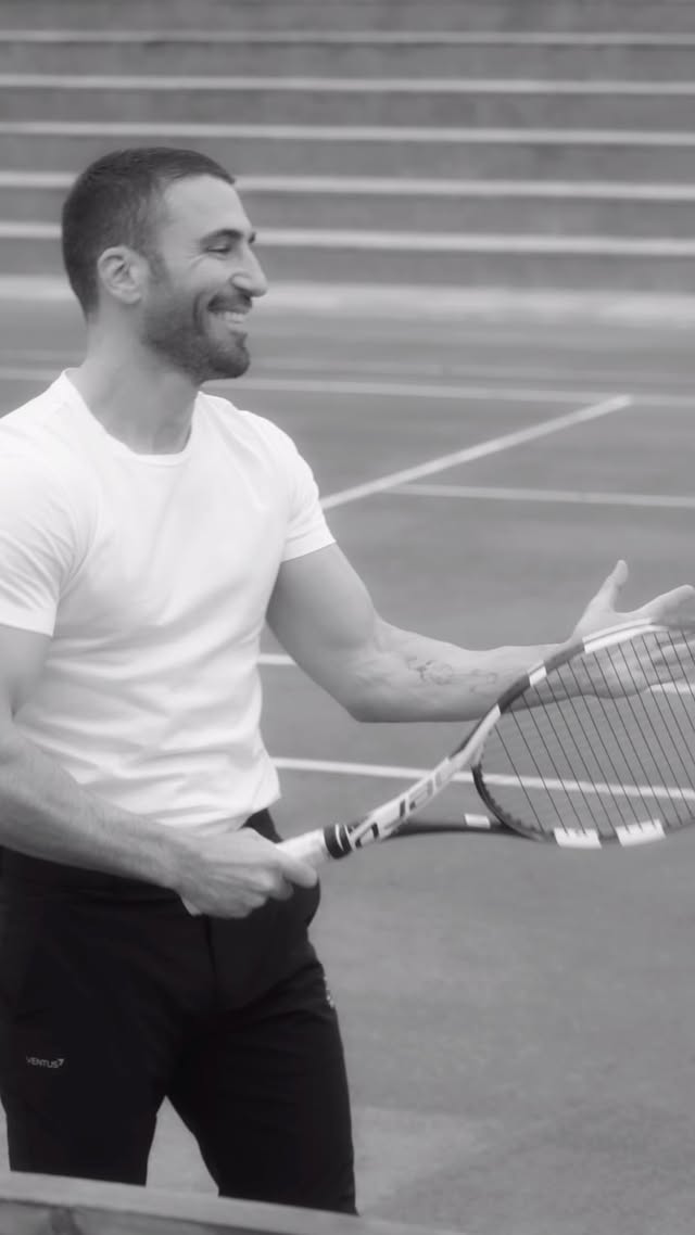 Gracias @armanibeauty por ofrecerme una raqueta para reencontrarme con mi esencia.
El tenis y #acquadigio , dos pasiones.
Para cuando el desempate , @alegalan96 ?