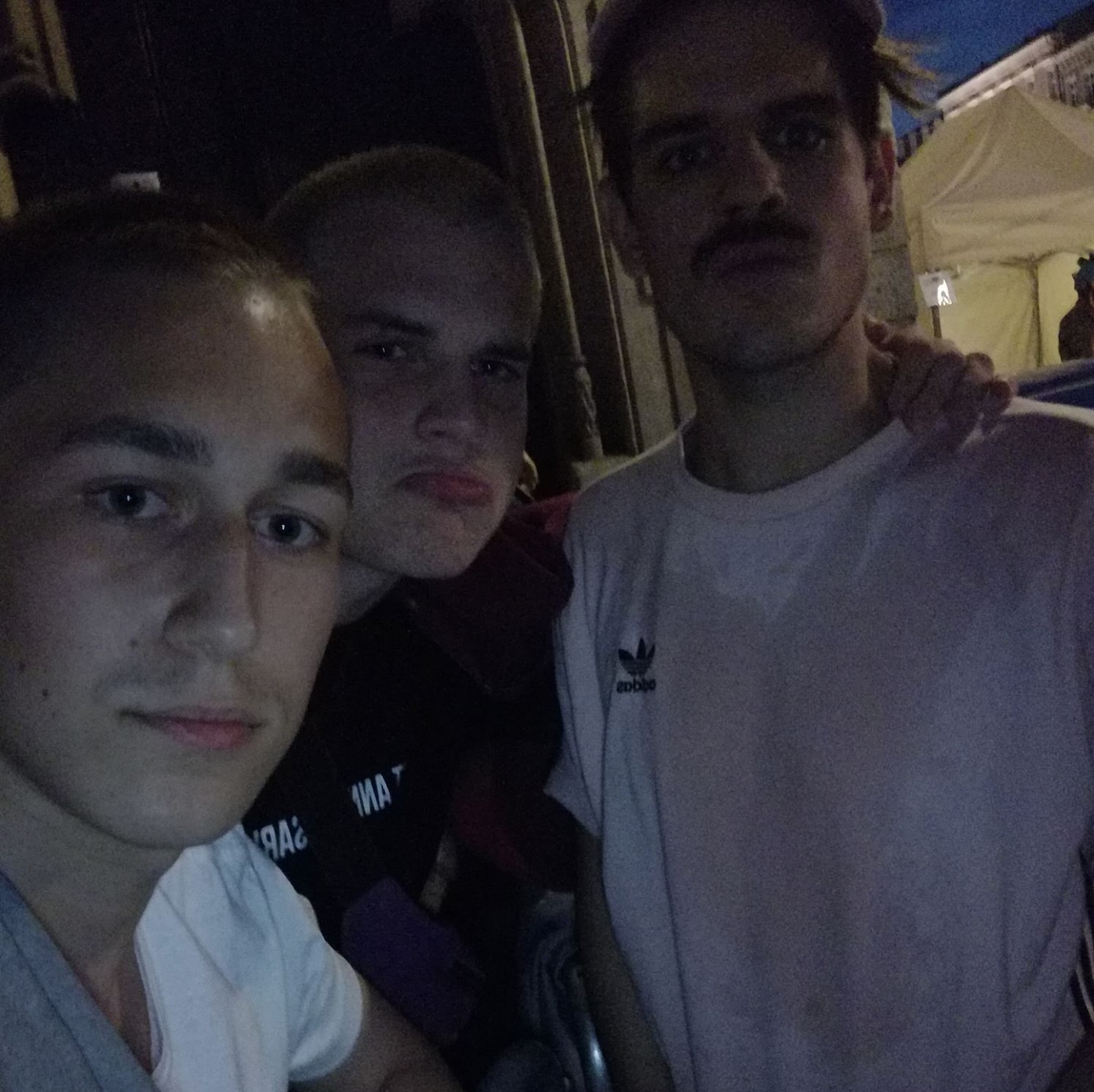 O północy na streamingach premiera NIE LUBIĘ LA.
Te zwrotki są o drodze, o końcu dziecięcej beztroski, o zderzeniu ze ŚWIATEM(ale to wszystko bez marudzenia!!!)
….
Mijały lata, grałem koncerty, wydawałem albumy i to wszystko stało się dla mnie jakieś takie, wiecie…NORMALNE. Zaczęło brakować mi trochę tego uczucia, które towarzyszyło kilkunastoletniemu mnie. Niby wszystko fajnie, ale zacząłem autentycznie czuć, że się starzeję.
Wypadkową tego było powstanie tego utworu.
I nagle los postanowił zachichotać ze mnie po raz enty.
Taco miał zaproszenie na każdą moją płytę. W zasadzie odkąd rapuję, jednym z moich marzeń była właśnie ta współpraca. Inne wydarzały się po drodze, ale ta jakoś nie mogła…
I wreszcie dzieje się to akurat W TYM numerze.
Po raz pierwszy od dawna SPEŁNIŁEM MARZENIE. Dziękuję @tacohemingway !
Kiedy 15 lat temu na wakacjach tata przytrzasnął mi palec bagażnikiem, raczej żaden z nas by nie uwierzył, że tak się to potoczy.
A jutro napiszę coś o drugim numerze!
O północy na streamingach!!!