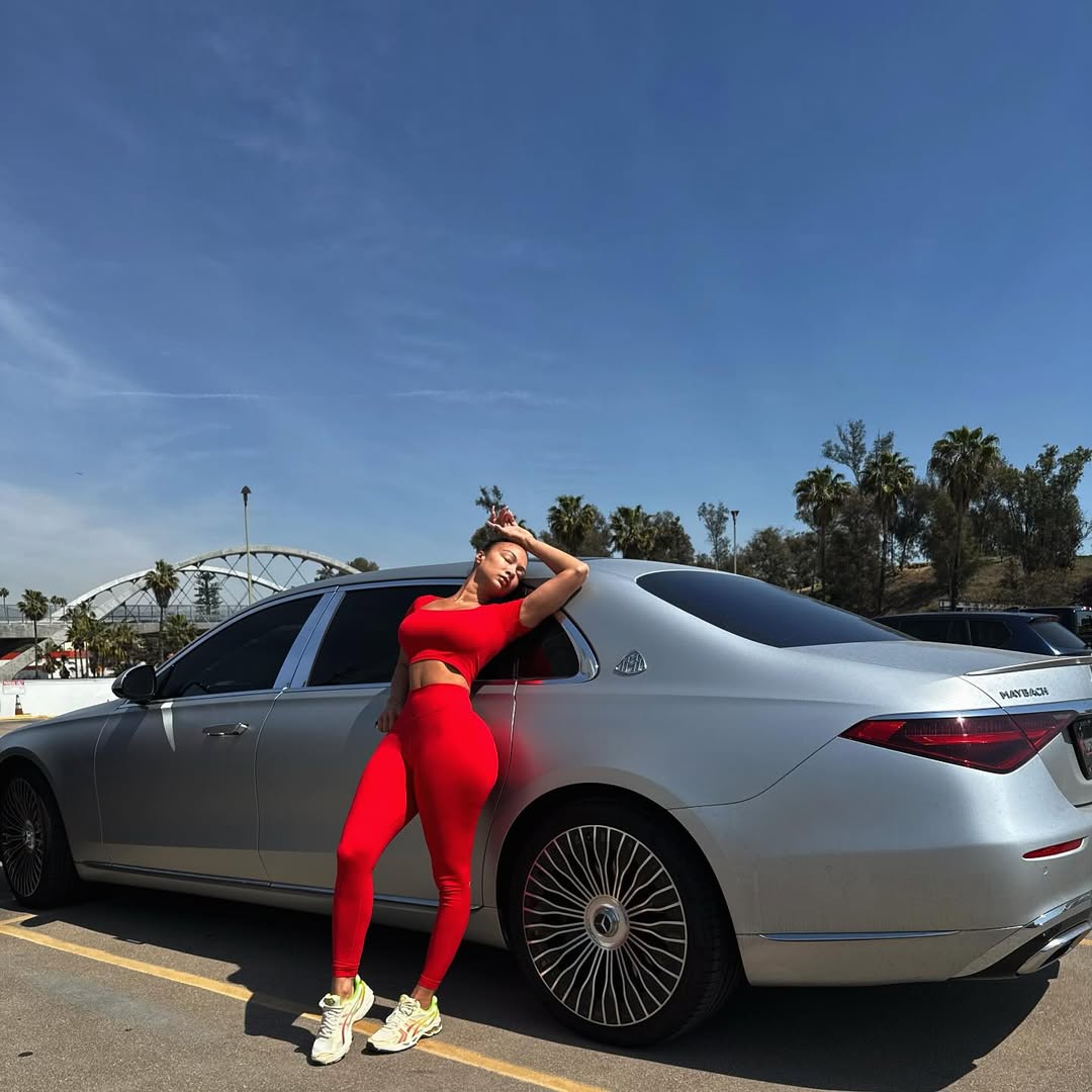 First day of spring and Los Angeles does not disappoint ❤️ this red tho 🥵 @fabletics #fableticsambassador #fitmom • link in bio •