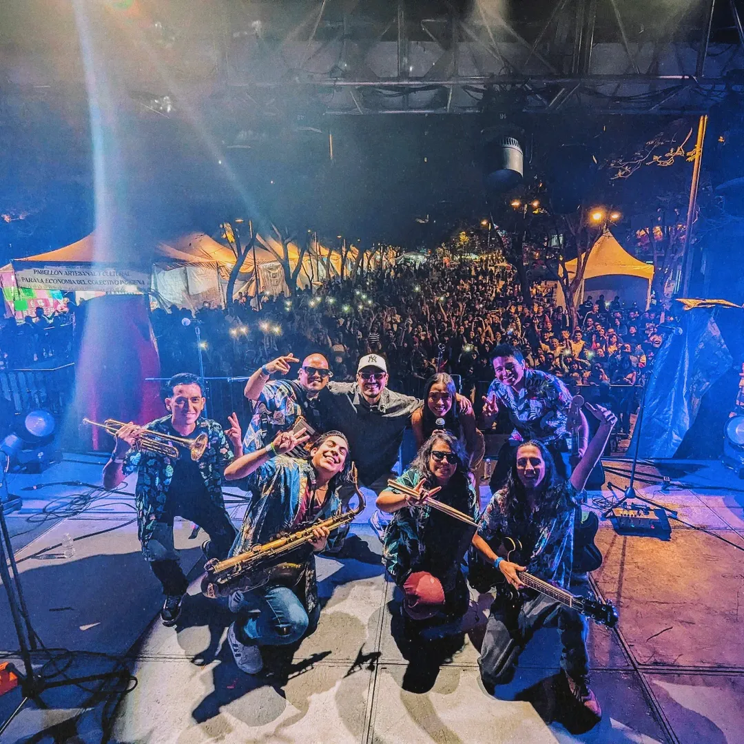 Un sueño más cumplido ✨️ muchas gracias a toda la bandita que nos fue a apoyar desde la ruina tropical de Cuernavaca 🤙🏾 sin toda su energía y apoyo no hubiéramos llegado a este festival que hace años visitabamos y soñabamos con estar arriba de algún escenario 🌴
Y gracias a toda la banda de CDMX que la gozaron increíble igual que nosotros ❤️🔥 es un honor pasarla tan chido cada que venimos acá 💚
También agradecemos a @culturaciudadmx
y @gfestivalescdmx por la invitación y el trato tan chido que nos dieron 🫶🏽
📷 @elpinghu