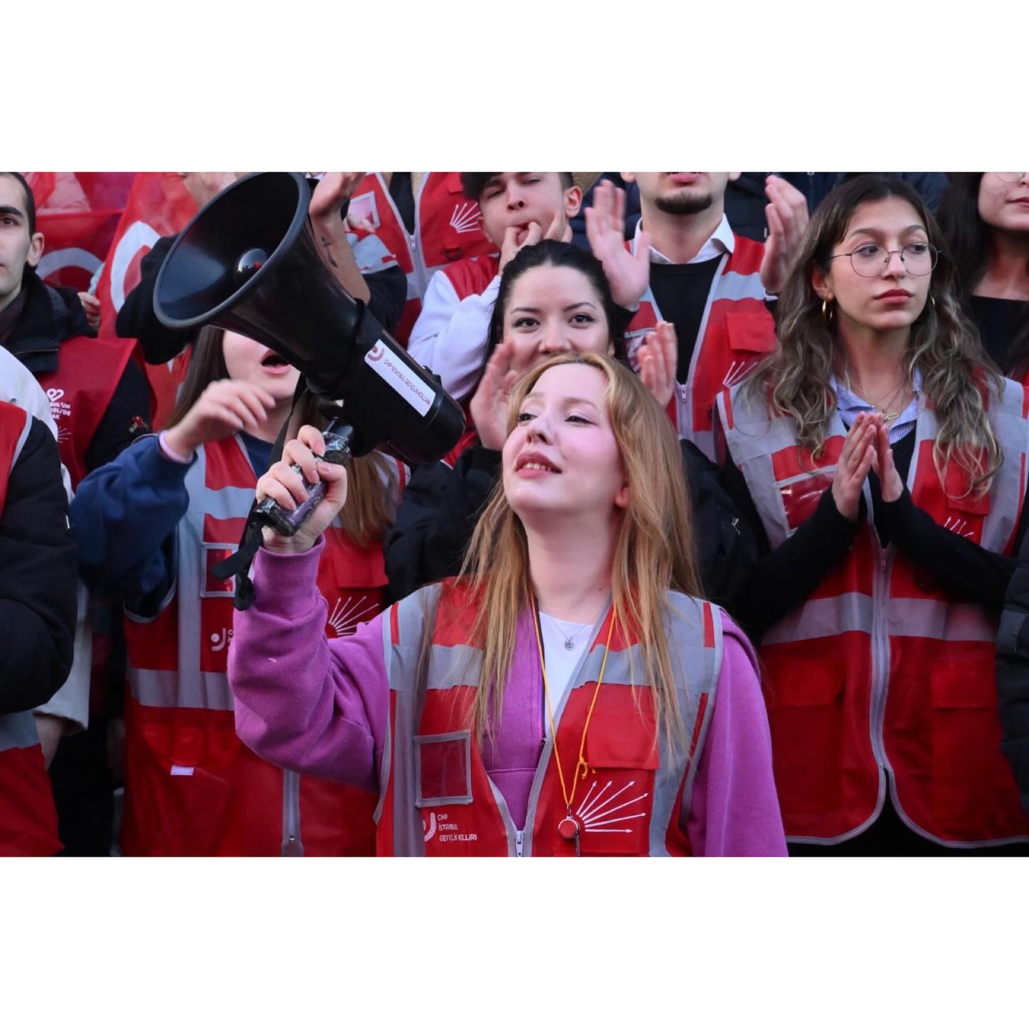 5 gündür sokaklarda, her adımımızda iktidara karşı mücadele ederek, yürüyüşlerimizle, sloganlarımızla sesimizi yükselttik. Asla korkmadık bir adım geri gitmedik. Çünkü biliyoruz ki haklıyız!
Sokaklarda yankılanan sesimiz, yalnızca bir protesto değil, aynı zamanda geleceğe dair umudun da bir ifadesidir. Her sloganımız, her dökülen ter damlası, özgürlük arayışımızın bir parçasıdır. Gözlerimizdeki yaş sadece öfkenin ve acının değil; umudun, inancın ve yeniden doğuşun sembolüdür. Çünkü bizler, özgür bir geleceğe inanıyoruz!
Biliyoruz ki, halkın iradesini gasp edenler, kendi korkularıyla yaşayanlardır. Onlar, bizim kararlılığımızdan çekiniyorlar. Çünkü biz, sadece bugünü değil, yarını da savunuyoruz. Onlar, baskı ve zorbalıkla kazanabileceklerini sanıyorlar, ancak yanılıyorlar. Biz buradayız ve burada kalacağız!
Başkanlarımızı da Şişlimizi de, İrademizi gasp ederek çöktüğünüz o koltukları da en kısa zamanda geri alacağız.
Bu sokaklar bizim, bu şehir bizim, bu irade bizimdir! Ve unutmayın, biz kazanacağız!