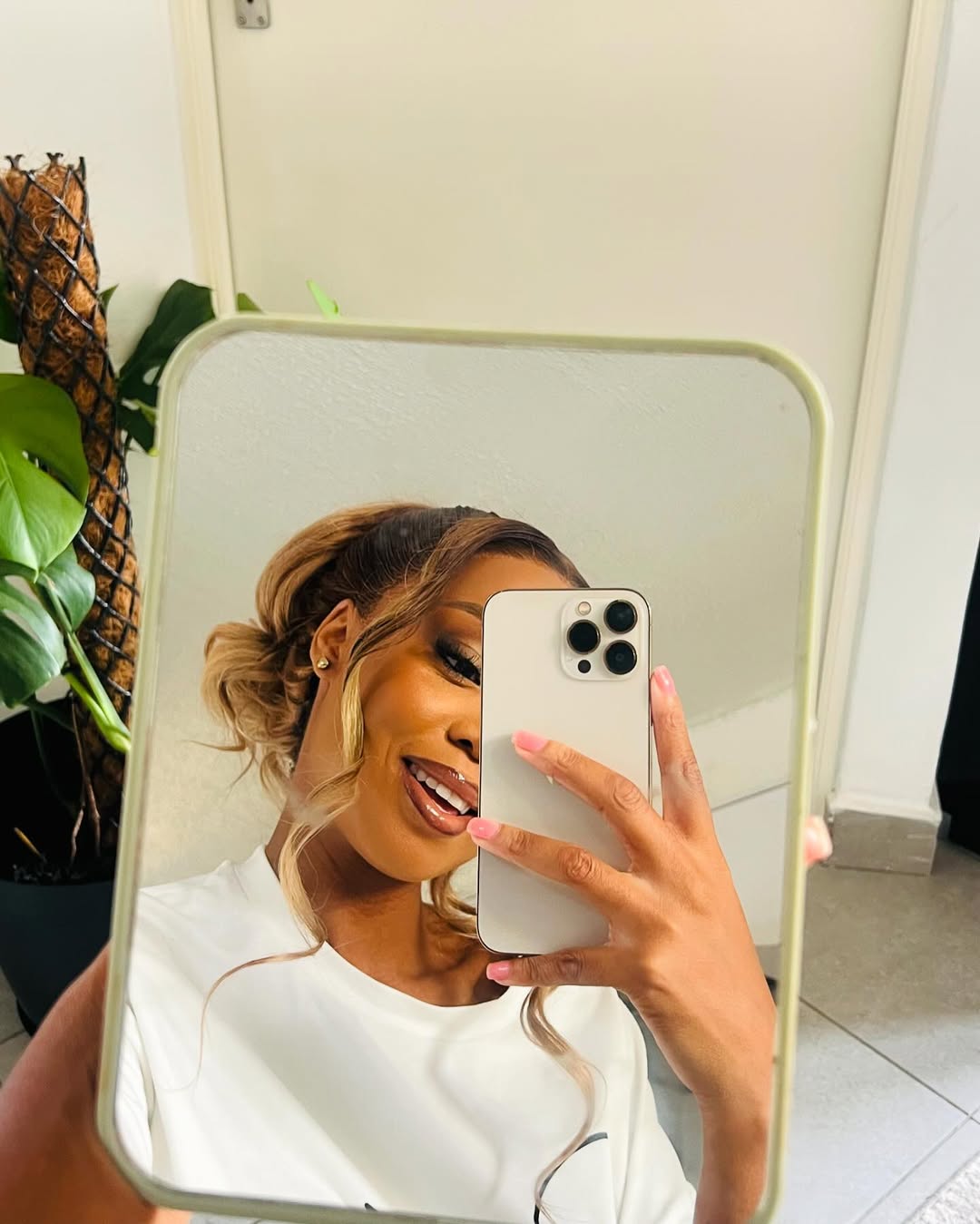 Embracing my reflection, one mirror selfie at a time.🥰✨
This is for you @masegoo.s & everyone that bullied me to post on the live today😂❤️