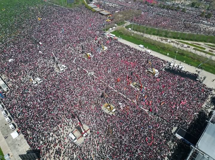 In Turkey, we strongly believe in democracy, all generations carry the torch responsibly. The students of Turkey’s most respected Universities are defending their rights. We support mayor Ekrem İmamoğlu, we stand with democracy. 🇹🇷
Türkiye demokrasiyi içselleştirmiştir, belli ki her nesil bu sorumluluğun bilincindedir. Teşekkürler Atatürk, teşekkürler gençler 💖
