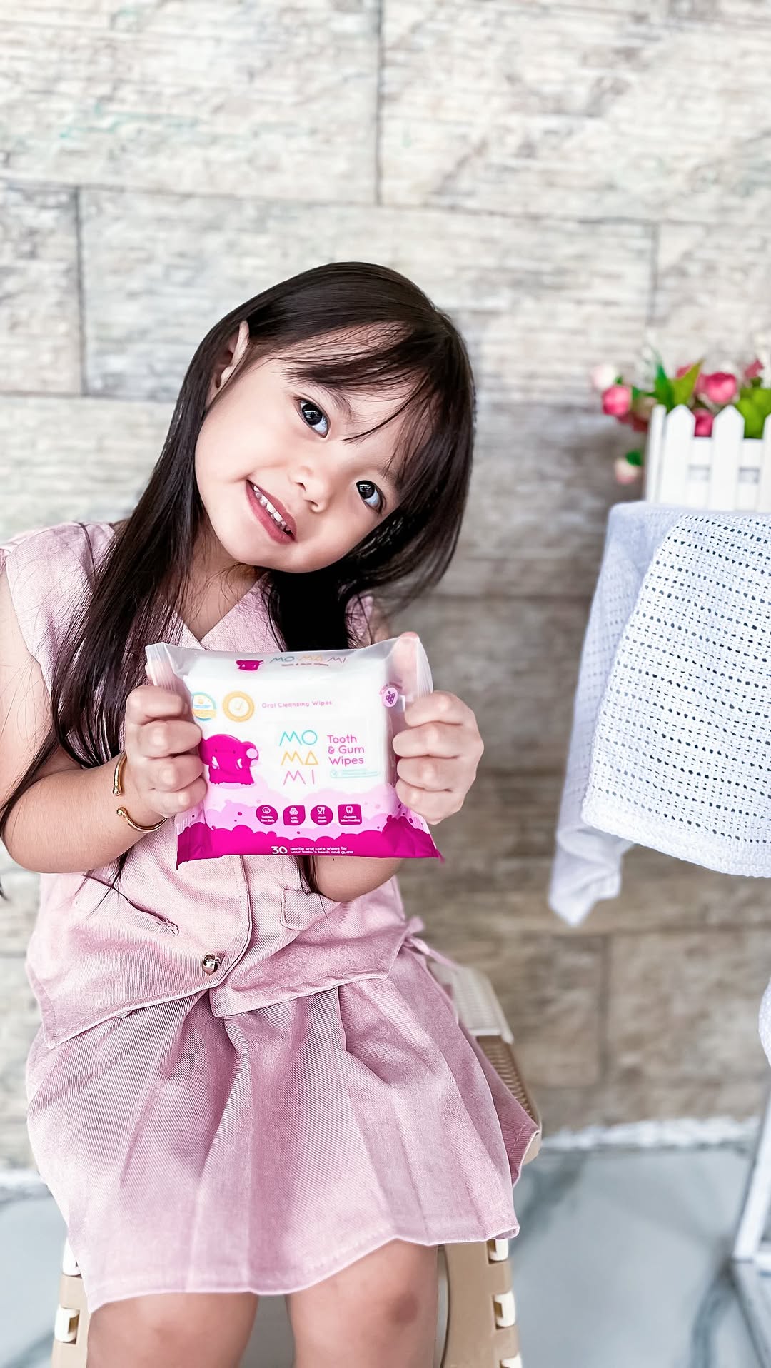 Hi Moms 👋🏻
Ini rahasiaku merawat dan mejaga kesehatan gigi si kecil 😊
Aku pake rangkaian Momami Toothcare
Momami Tooth & Gum Wipes
& Momami Sparkling Tooth Spray
Buruan yaaa Cek IGnya @momami.id atau bisa langsung CO di Momami Shopee Official Shop 😘
#Wegetyouwegotyou
#momamiindonesia