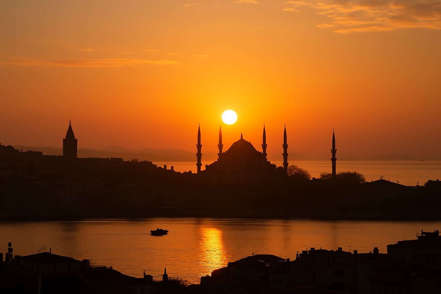 Yarın Bayram !
Herkese iyi bayramlar dilerim.Günlük siyaseti bırakalı yıllar oldu,hani işini yap bırak siyaseti denen siyasetten söz ediyorum. Ama memleketimizde son 15-20 yıldır siyaset, millete hizmet yarışından ziyade, birbirini kökten yok etme,aşağılama,yıldırma ile yapılır oldu.Ülkenin normali kalmadı. Yağmur yağsa, sana mı yağıyor ulan bana yağıyor kavgası yapılıyor. Benim bildiğim ramazan da kalabalığa bi iyilik gelirdi o da yıllardır yok ortada.Yarın bayram.Dileğim alanlara çıkan onca insana kulak verilmesi ve devletin millete yasalarda yeminlerde söylendiği gibi hizmet etmesidir. Bir iki merkep meşrep e de bilgi ; benim menajerim yok,hiç olmadı.30 senedir vergi mükellefiyim maliye bir kapıdan plaket veriyor diğer kapıdan defterine bi daha bakıcaz diyo 20 senedir.Sorun yok keşke herkese bakılsa.Ben canım ne zaman isterse paylaşım yaparım.Benim zihnimde sokaktaki vatandaştan farkım ayrıcalığım yoktur.Olsa olsa Pikaçuya gülmeyecek kadar dertli olabilirim. Gidişattan memnun değilim.Serseri mayın gibi ağzıma geleni söylememi isteyen deliler de dahil hakkını isteyen herkese hakkının verilmesini istiyorum. Beni boykot etmek istiyorsanız küçük bir bilgi ; ben bir şey satmıyorum sevgili kardeşim. Ben sen kazan istiyorum .Gençleri sal abi,gercekten gerek yok.Bayram yarın.