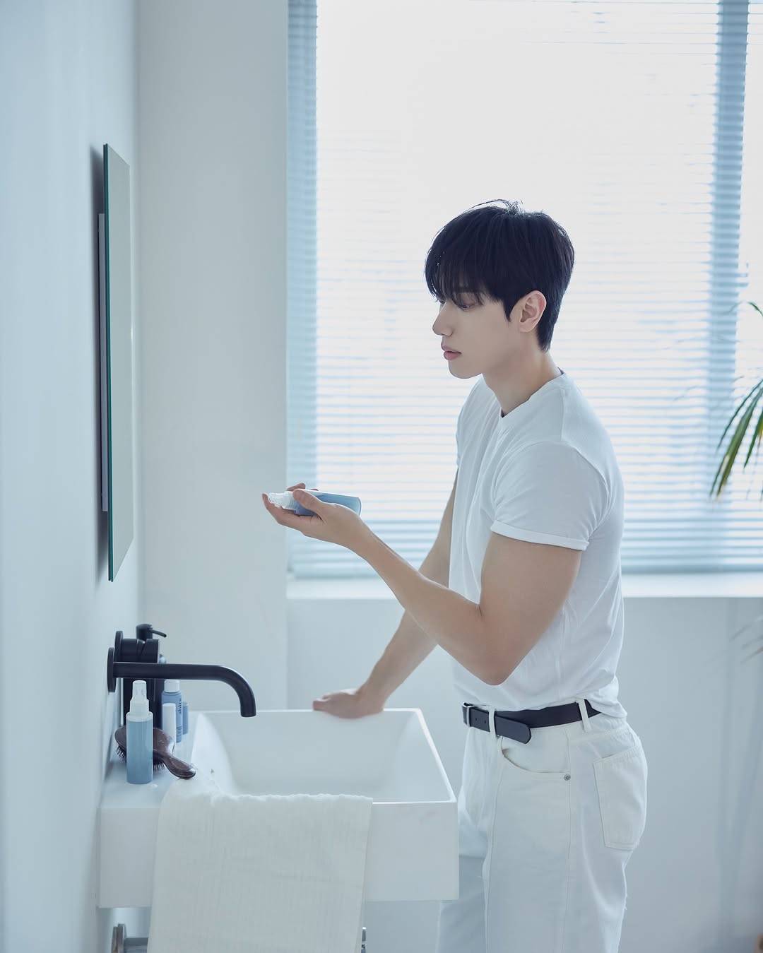 ❗️세상에없는 클렌징미스트 최대 할인 48% 오픈❗
️구매 방법 프로필 링크 참고
안녕하세요 김현중입니다 .
이번 아빗 신제품으로 클렌징미스트가 드디어 판매 시작했습니다🗣️
2차세안없이 뿌리기만 하면 완벽세안 되는 제품으로 뿌리는 순간 바로 모공 유화 시작되는
순한 블루아가베 클렌징밀크 ,
물이 닿는 순간 클렌징폼으로
진한 화장, 선크림 모두 완벽하게 지워집니다 ✨
⬇️이런 분들에게 추천드립니다 ⬇️
✔️바쁜 일상 후 집에와서 씻기 귀찮으신 분들
✔️모공,피지 걱정이신 분들
✔️자극적인 클렌징으로 피부가 예민해진 분들
✔️피부 노화 방지하고 싶으신 분들
✔️피부 보습 및 톤업이 필요하신 분들
✔️비타민 a,b,c 가 필요하신 분들
한번에 해결 가능합니다 ❗️
개인적으로 모공 및 피지 그리고 신경쓰였던 모든것을 완벽 커버 한 제품으로 제품력이 정말 좋습니다 .
사용후 만족감 100% 보장합니다🤍
4세대 클렌징의 혁명을 제시합니다🗣️
세상에 없던 클렌징 미스트
✅ 5+5 280,000-> 145,600원 48% 할인
✅ 1+3 112,000-> 61,900원 45% 할인
✅ 1+ 1 56,000 -> 32,500원 43% 할인
저희 아빗은 일상속 관리하는 습관을 만들어
드리기위해 좋은 제품을 착한 가격으로
구성하려고 노력하고있습니다 🩵