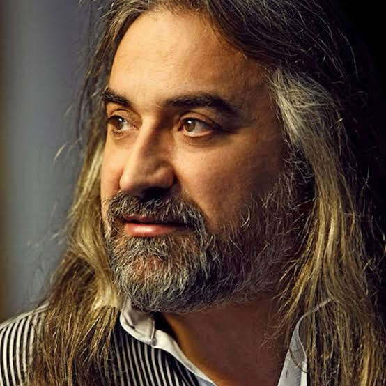 Mekanın Cennet Olsun.Bu ani kaybımıza çok üzüldüm.Başta ailesine,tüm sevenlerine başsağlığı diliyorum.İz bırakmış kıymetli bir abimizdi.Huzur içinde uyu