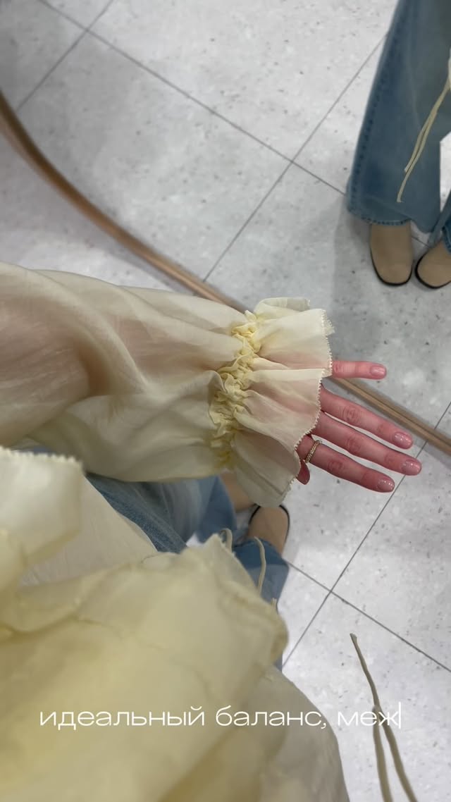 Весенняя подборка образов
от @vog.ast 🫶🏻
Блузку из второго образа я забрала себе сразу после примерки, собрала в ней кучу комплиментов 💛
А какой образ вам понравился больше?)