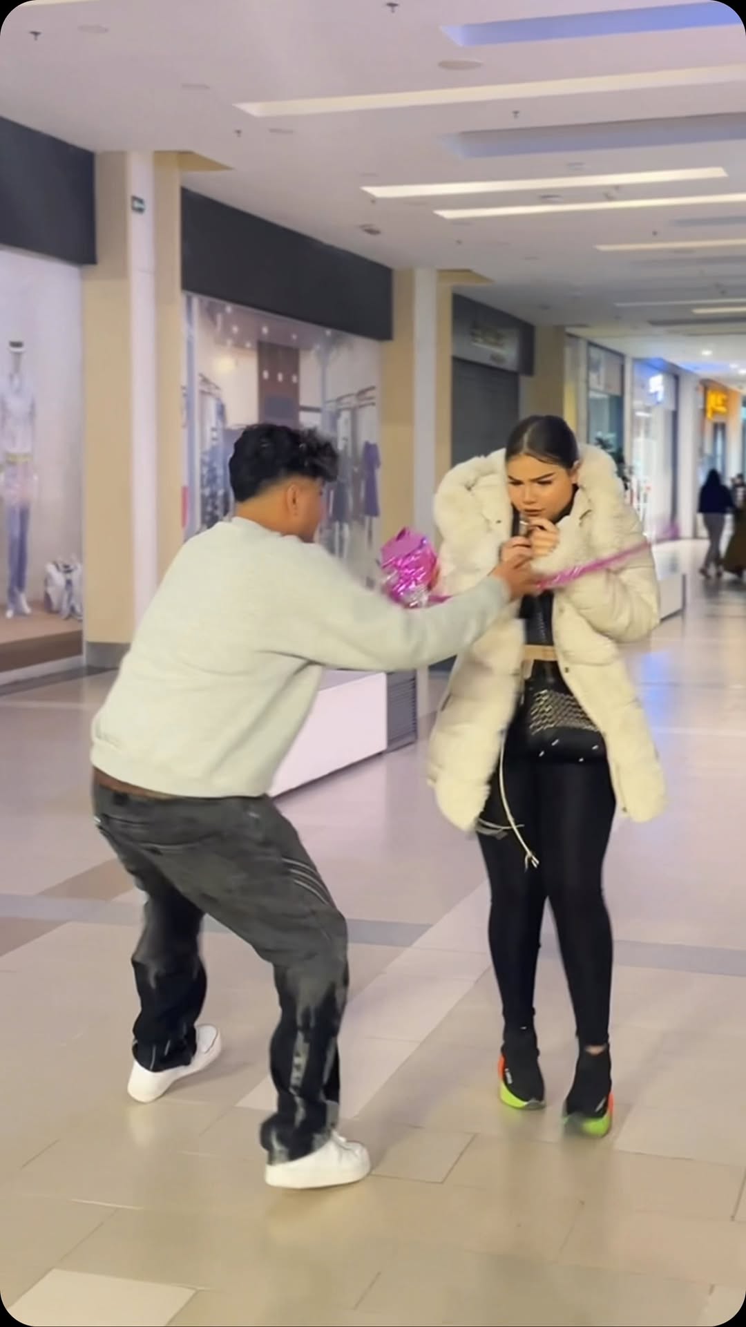 تحدي جديد💸🤑من يقبل هذا التحدي..؟!!!🤔
Golo liya Ina medina barini neji liha..?!!
.
#inervew # foryou # fyp #explore # video #fyp?
#reelsinstagram #repost #reels