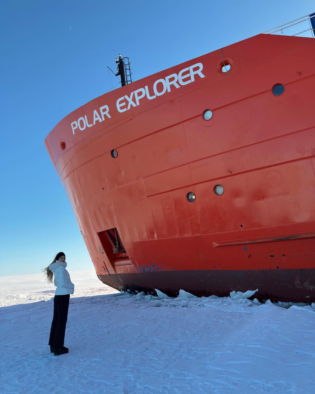 Y de la nada en el viaje fuimos a ver un barco en Suecia justo en la frontera con Finlandia, “Ice Breaker” y fue de las experiencias más mágicas, jamás pensé que podía caminar en un mar congelado y sentir tanta paz de ver tanta inmensidad!! Experiencia 100/100 🚢❄️🤍
PD: si, nos bañamos en agua helada, pero esos trajes son especiales de supervivencia que usan realmente en el barco en casos de emergencia, flotan solos y resisten si no me equivoco -40 grados por más de 6 horas…. El barco lo ofrece 100% para el disfrute de la gente y yo me lo disfruté demasiado, no todos los días te bañas en un mar congelado ajajaja 🙌🏻🙌🏻