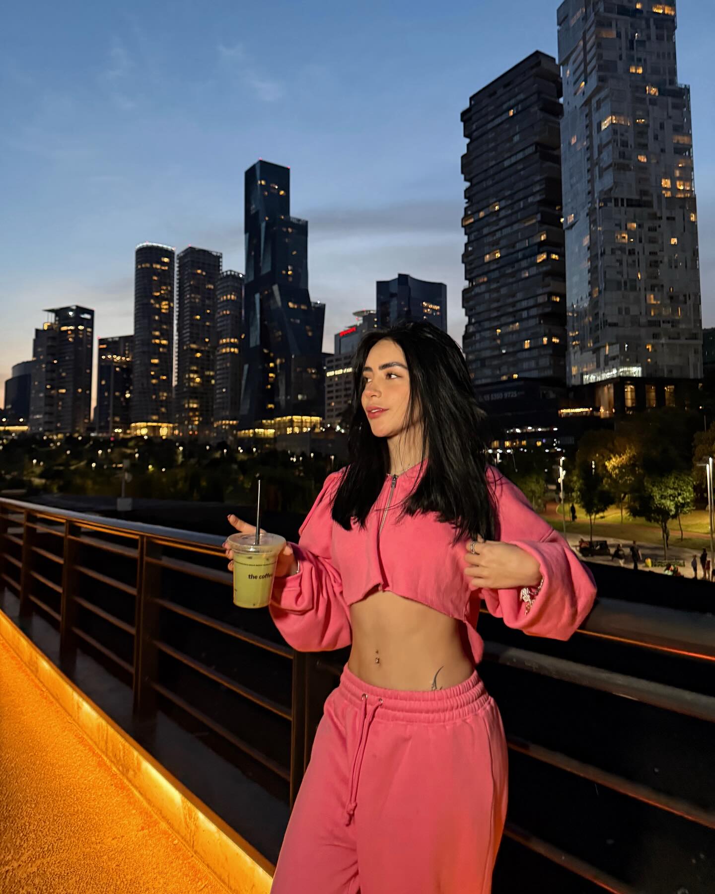 🏙️🩷
@FashionNova On the go fleece pants set pink