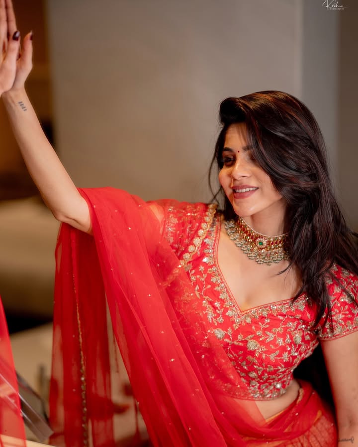 🤍
Styling @gousiagalib
Shot by @they_call_me_keshu
Outfit @swathiveldandi_official
Jewels @musaddilal.basheerbagh
Jewelry coordinated by @snazzy.space