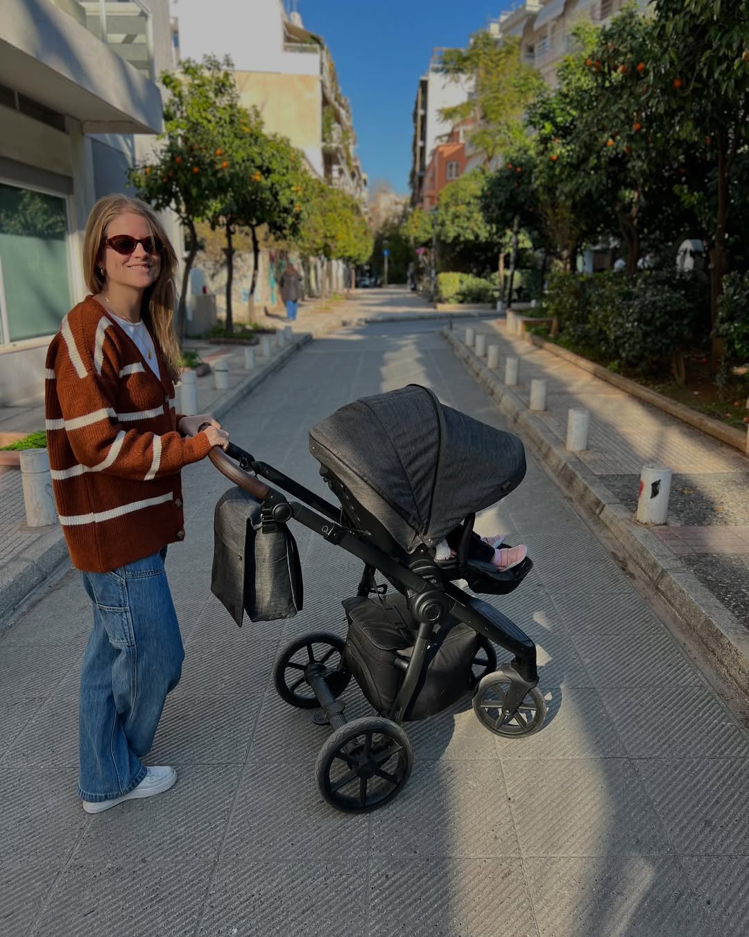 Το καρότσι μας! @quaxbaby_greece
Μας συντροφεύει ενάμιση χρόνο! Εχει έρθει μαζί μας παντού.Στους πιο εύκολους και πιο δύσκολους δρόμους. Σε λιακάδα και βροχή. Έξω και μέσα.
Απο το @thebabycity που είναι πάντα και παντού μαζί μας !