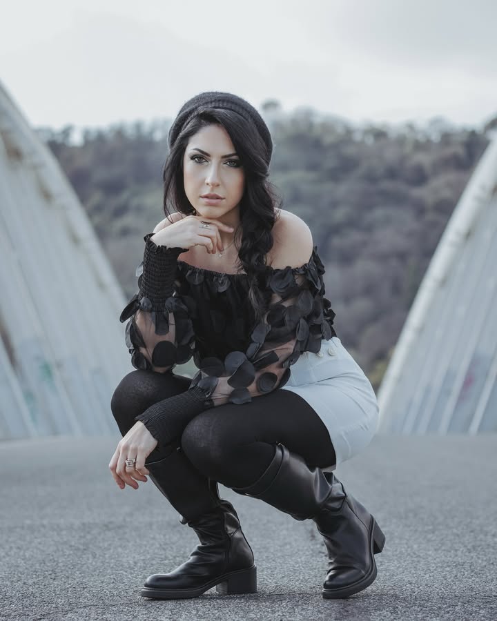 Un ponte, il suono di una musica che riecheggia nel vento, un progetto che si realizza, la mia città che diventa tela su cui dipingere...Oggi si scatta, domani si sogna♥️
📸 @claudiadottaviphotography
💄 @veronica_del_mastro_mua
💽 @apassolentomusic
#shootingday #pontedellamusica #bellenovitainarrivo #behindthemusic #romastreetstyle #singerlife #photosession #urbanshooting