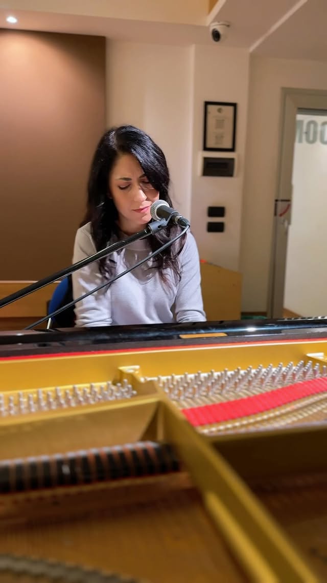 Il pianoforte sarà sempre il mio rifugio…Quando la giornata in studio è finita e l’aria ancora risuona di note e progetti, prendo sempre qualche minuto solo per me.“Notte Verrà” non ha chiesto il permesso e io l’ho lasciata entrare ♥️
💽 @apassolentomusic
📍 @soundsgoodroma
#notteverrà #veronicasurrentino #cantautriceitaliana