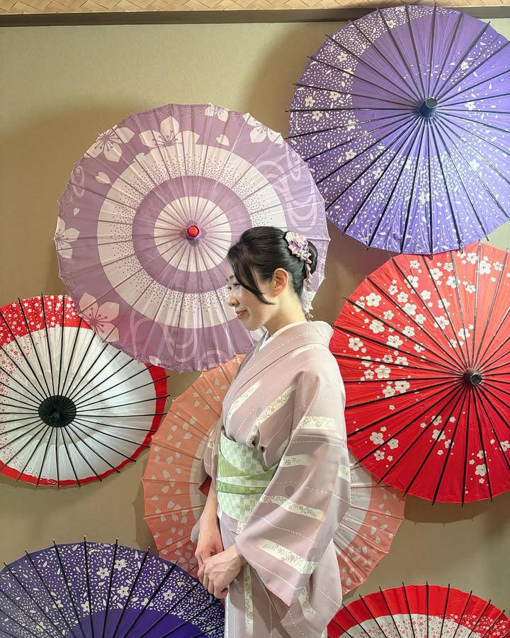 Our timeless art 🍵👘🌸
Sado is considered as a form of moving meditation - we are now in Zen mode.
@malykaa.a と茶道体験してきました!99%の参加者が海外の方らしく、日本の文化が世界から愛されていることが誇らしくなりました🥰