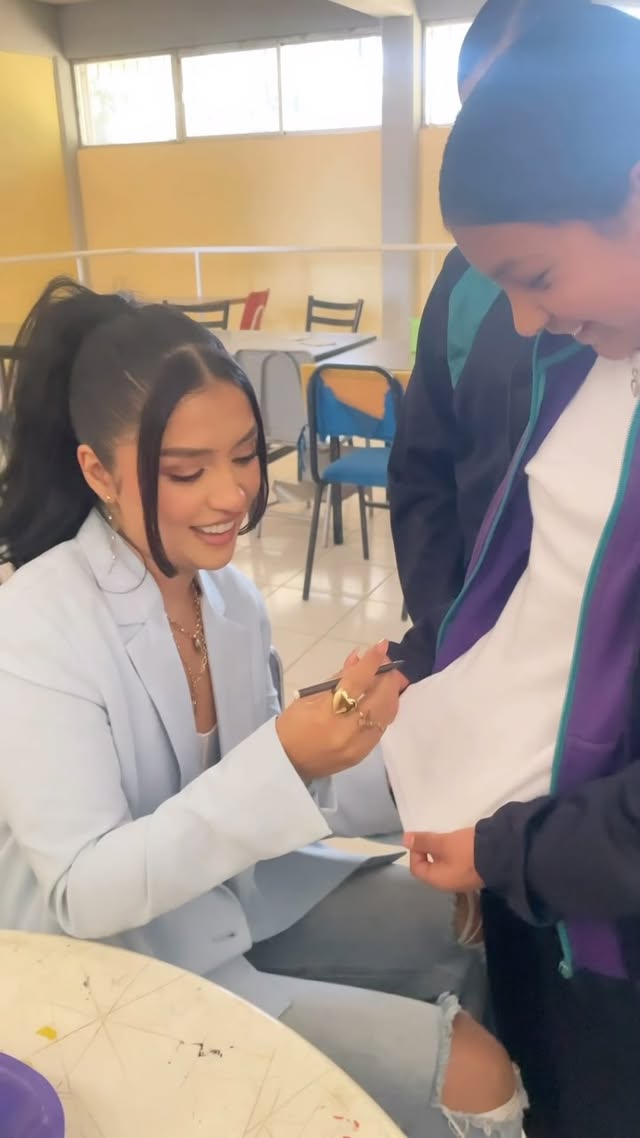 Hoy comprendí que cantar no es solo un talento… es una responsabilidad, una oportunidad de inspirar, de sanar, de amar
Vi una chispa en sus ojos… y supe que mi voz tiene un lugar en el mundo más allá del escenario.
Hoy firmé autógrafos como si fuera famosa… pero lo mejor fue ver brillar a esos mini artistas.
Este corazón está llenito.
Ellos me robaron el show con su ternura 🥹❤️🩹🎶 #miporque
.
.
.
#FYP
#ReelsMX
#ParaTi
#InspiraciónDiaria
#Motivación
#ArtistaLatina
#CantanteLatina
#MúsicaConAmor
#NiñosFelices
#MomentosQueInspiran
#CantandoConElCorazón
#ReelsMusicales
#MusicaEnVivo
#Esperanza
#VozQueInspira
#LatinaCreativa
#CantoDesdeElAlma
#ArteQueSana
#JóvenesConTalento
#MusicHeals
#InspiringMoments
#PurposeDriven
#LatinaSinger
#heartwarmingreel