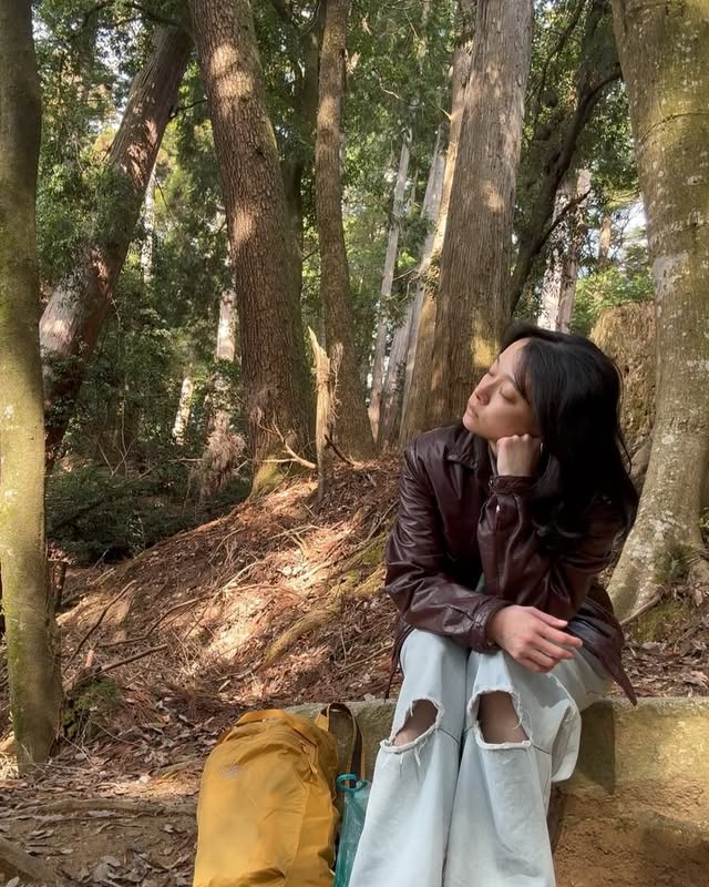 呼吸をしにきた..🍃˚⁎⁺˳
なんとなく京都へ行きたい気分になってひとり旅( ◠‿◠ )
「自分を大切に」「自分を愛して」という投げかけをよく見る。というか自分もたまに使う。けどそれが難しい時だって全然ある。太陽みたいな人は眩しいしそんな人に私もなりたいしでも私にとっては眩しすぎるんだけど、私もなりたい、といったループに陥る事だってある。
でも最近何かが吹っ切れたというか良くも悪くも、ありのままでいいのか〜〜って思えた時があってすごく楽になりました✌︎
これからは色んな表情をみせていけれたらいいな。
良い旅でした☺︎