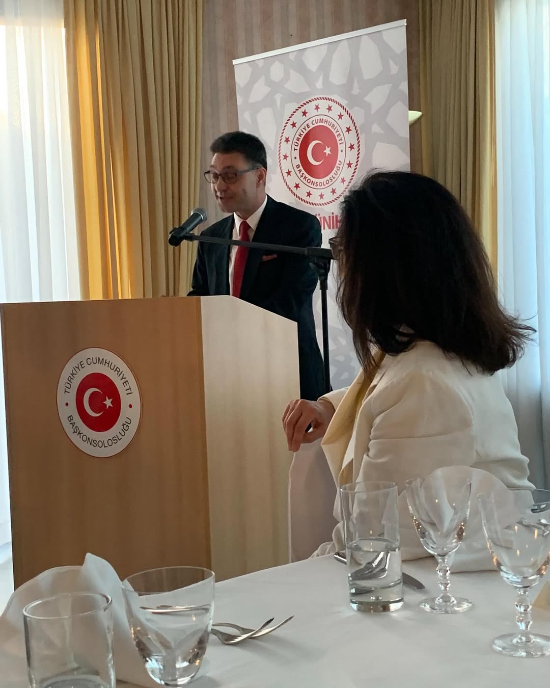Münih Başkonsolosumuz sayın Süalp Erdoğan beye Başkonsolosluğumuzun rezidansında düzenlenen yemek organizasyonuna davetinden dolayı çok teşekkür ederim ,sanat ve sanatçıya verdiği değerden ve güney bavyerada yaptığı işler den dolayı böyle çalışkan v yetenekli başkonsolosumuz olduğundan dolayı çok şansılıyız 🙏 @tc_munihbk #sanat #sanatçı #magazin #oyuncu #aktör
