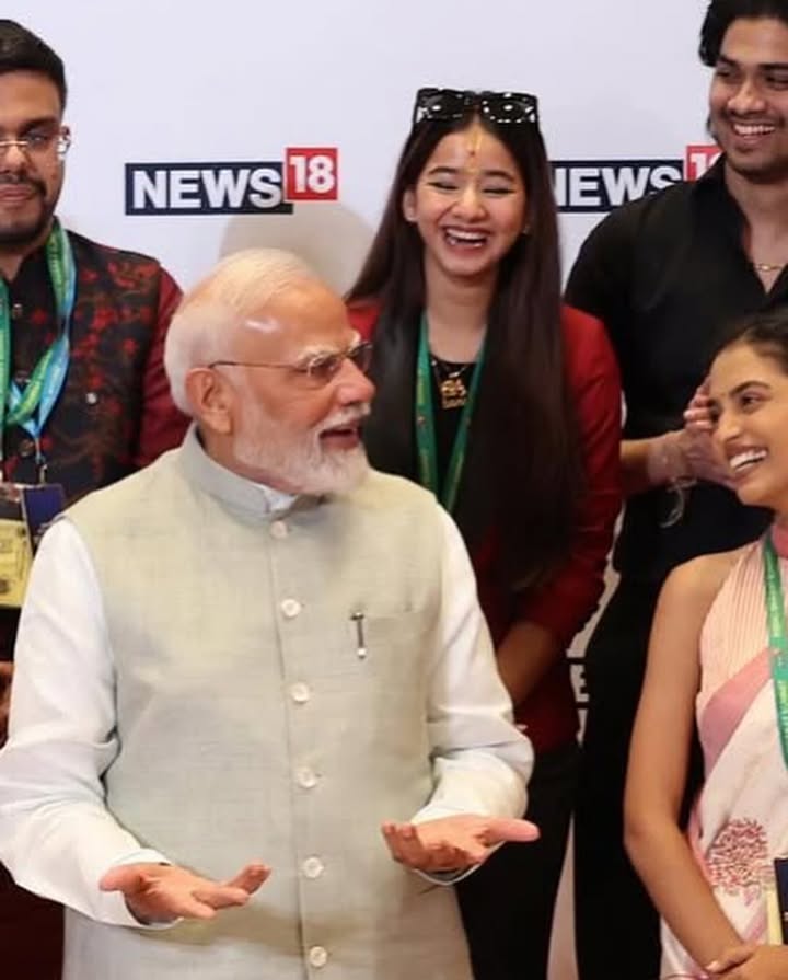 आज आदरणीय प्रधानमंत्री श्री Narendra Modi जी ❤️🙏🏻से मिल कर और आपके विचार सुन कर बहुत अच्छा लगा। आप के कुशल नेतृत्व में हमारा देश नयीं नयीं ऊँचाइयों को छूता रहे और आप ऐसे ही हमारा मार्गदर्शन करते रहें, देवभूमि उत्तराखंड को आपने जो विकास की नई दिशा से संजोए संवारने का प्रयास किया है उस बारे में आपसे बात कर के बहुत अच्छा लगा बाबा केदार और बदरी विशाल की कृपा दृष्टि हमेशा आपके ऊपर बनी से जय हिंद 🙏 जय भारत जय उत्तराखंड🙏🏻❤️
#modi
#news18
#risingbharatsummit #tanurawat33