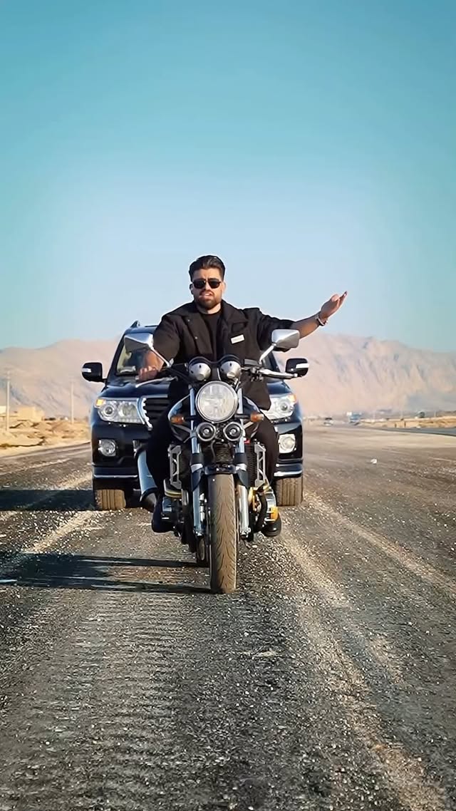 سلامتی همه ی شوتی سوارا و موتور سنگین سوارا 🤟🏻
هر کسی به یه چیزی عشق داره
و زندگی بدون عشق مفهمومی ندارد 🥰
بفرست برا رفیق شوتی سوارت 😍
کامنت های زیباتونم با عشق میخونم 🫶🏻
تقدیر و تشکر از بچه های با معرفت و خونگرم مرودشت که در تهیه این ویدیو سنگ تموم گذاشتن 🤍
@saeed_mohamadi_music
@saeed_mohamadi_music
#شوتی #موتورسنگین #بوشهر #جنوب #لری #elx