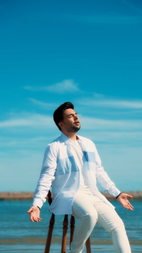 میشه با تو روی ماهــو بوسید🌙❤ #خاطره_بازی
.
.
ای همدم کسی که جز تو همدمی نداره
"دوستت دارم"✨
.
.
امیدوارم به دلتون آرامش بده✨🌹
.
.
#allah #God #doostet_daram #EhsanYasin #ehsan_yasin
#خدا #الله #دوستت_دارم #احسان_یاسین