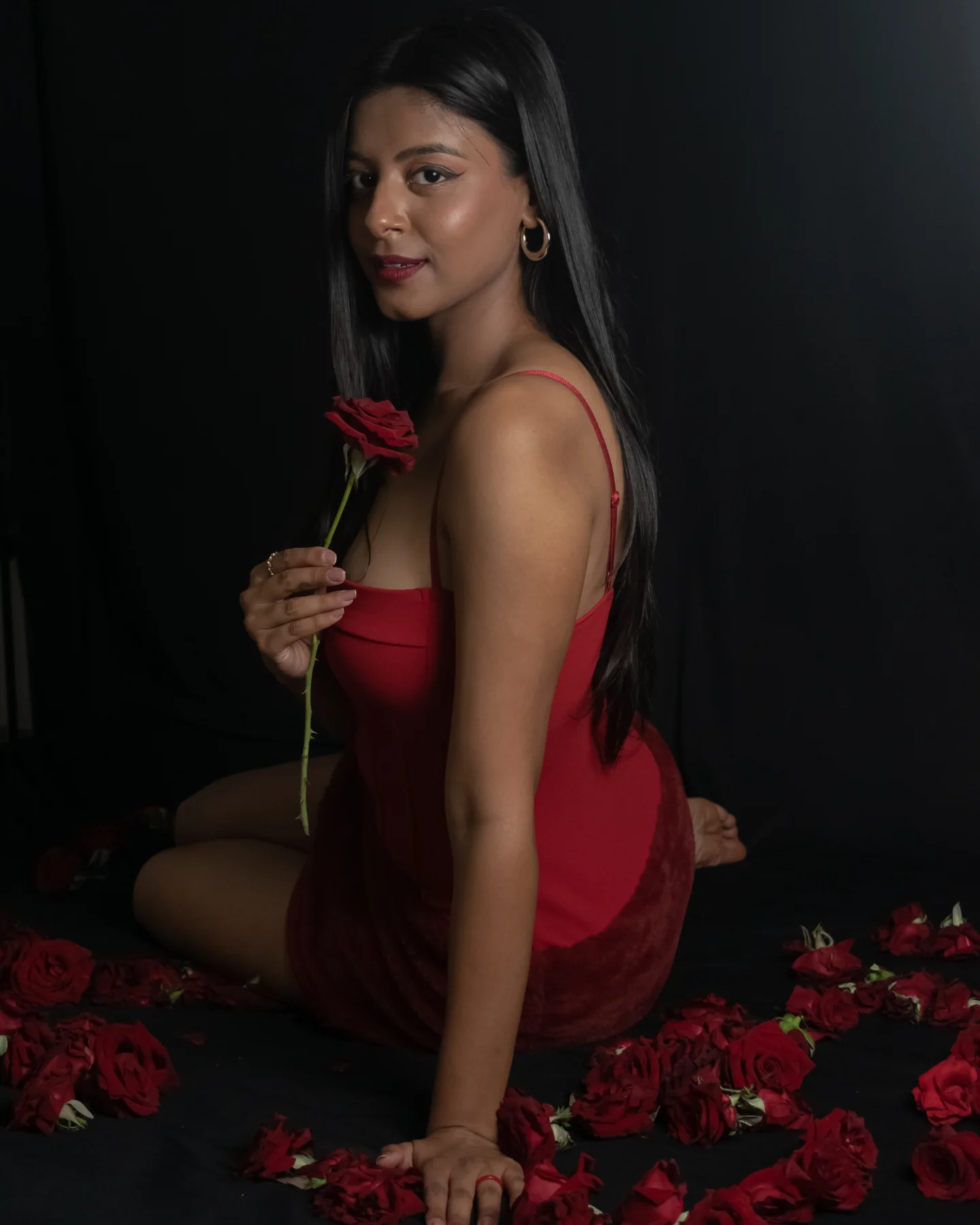 A rose in the hands of desire🌹
.
.
.
#redphotography #muse #conceptualphotoshoot #redroses #modelling #feminine #reddress