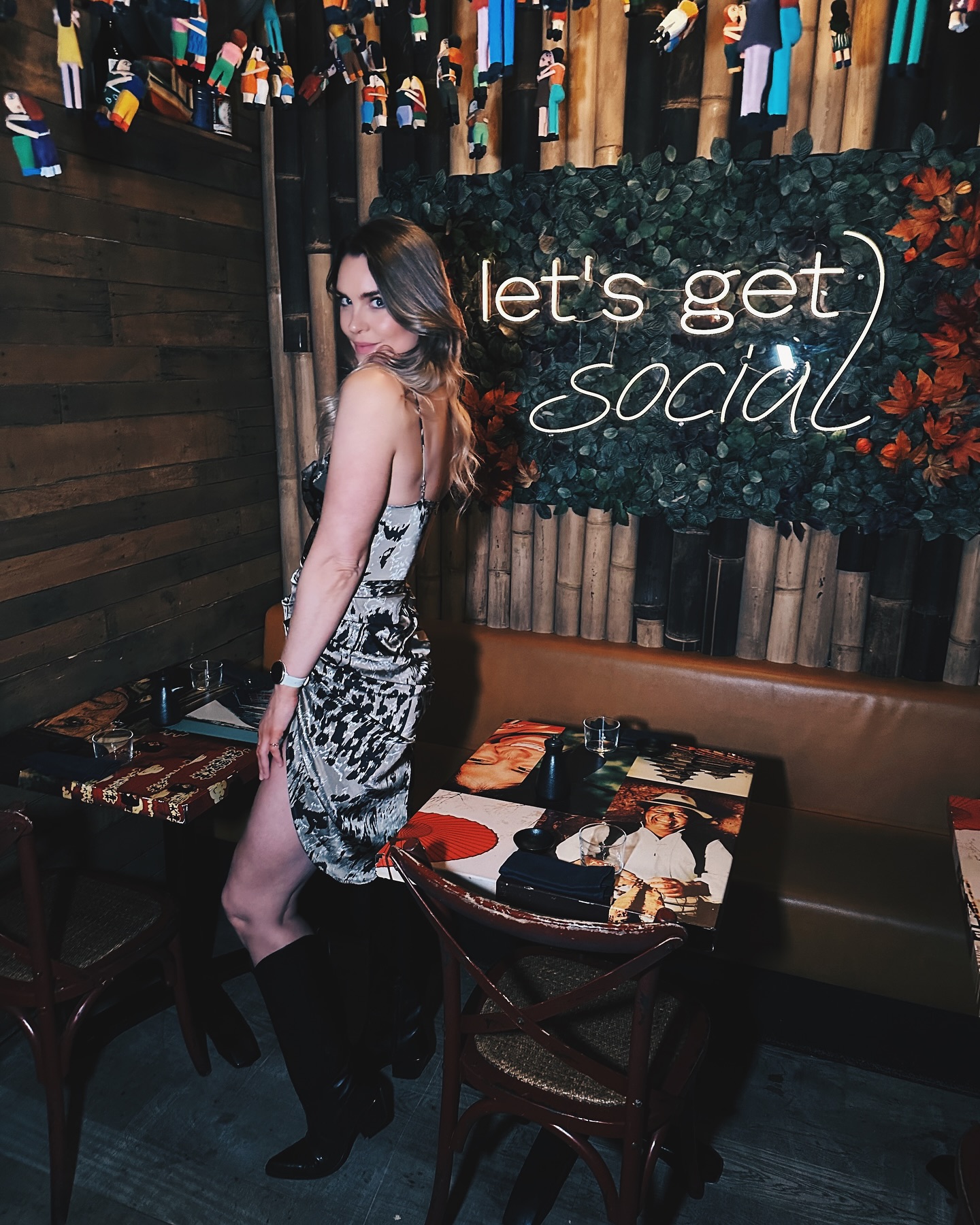 Girls night out with @samarezahida ✨
If you happen to be in Reykjavík, Iceland then I strongly recommend getting dolled up and going to @sushisocialreykjavik for cocktails and sushi! 🥢 #sushisocialreykjavik
#samstarf #iceland #travel #foodie
link in bio for my Guide to Iceland 🇮🇸