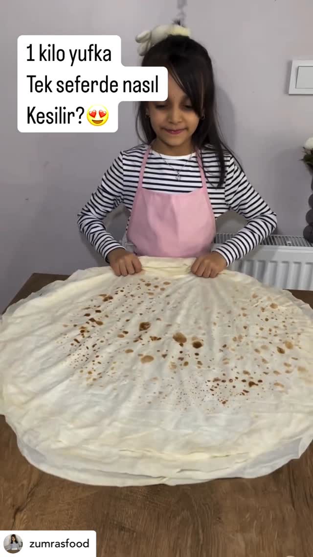 Via: @zumrasfood
1kilo yufka tek seferde nasıl kesilir?😍…
.
.
.
#yufka #yufkaböreği #yufkaekmek #yufkalıtarifler #tarif #reels #viralreels #keşfetteyiz #viralvideos #beniöneçıkart #kesfet
