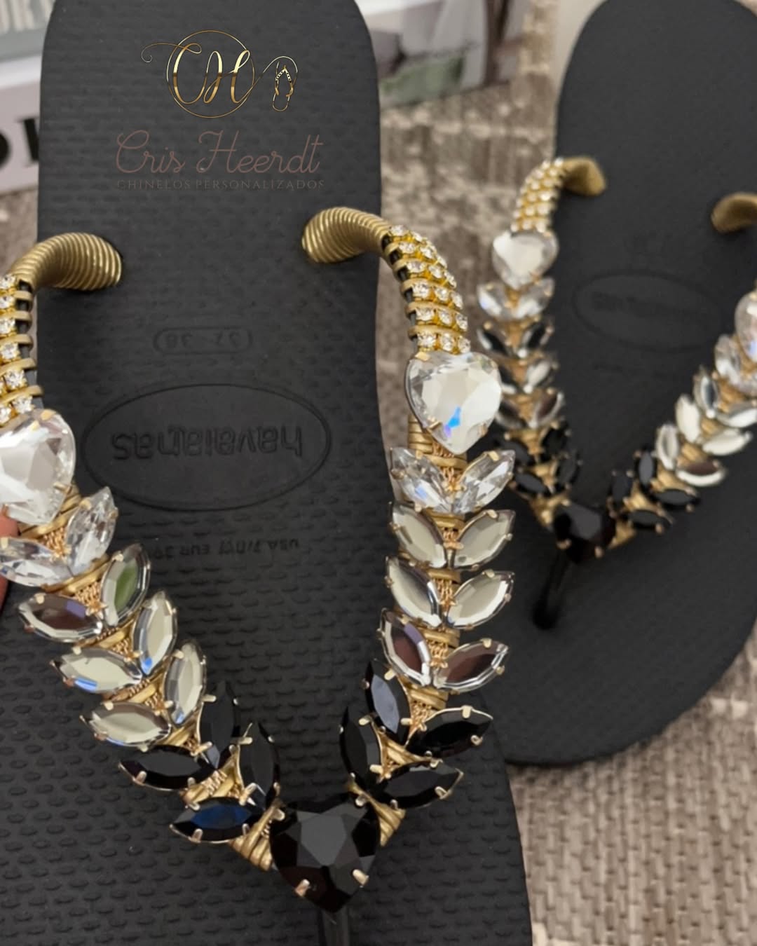 Sabe aquela sandália que você coloca no pé e já se sente poderosa? ✨
Conforto de Havaianas com o toque único das pedrarias feito à mão, com carinho, pensando em cada detalhe pra você se sentir linda até nos momentos mais simples do dia.
#HavaianasPersonalizadas #ChineloComEstilo #VocêMerece #FeitoPraVocê #CrisHeerdt