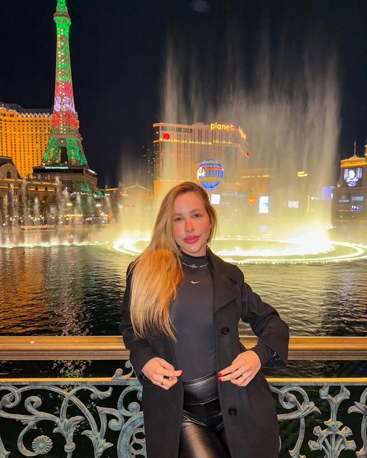 Algumas das nossas lembranças de Las Vegas 🇺🇸
Somos cristãos e quando pensamos em ir para lá, pensamos: o que vamos fazer nessa cidade? Não vamos para festas, não bebemos, não apostamos…
Mas Las Vegas nos surpreendeu. Pensamos bem errado. Muitas famílias com crianças e seus cachorros aproveitando cada paisagem que essa cidade tem. Muitos restaurantes, muitos passeios, museus… e, por incrível que pareça, já queremos voltar ❤️
_____________________________
Algunos de nuestros recuerdos de Las Vegas 🇺🇸
Somos cristianos y cuando pensamos en ir allí pensamos: ¿qué vamos a hacer en esa ciudad? No vamos a fiestas, no bebemos, no jugamos...
Pero Las Vegas nos sorprendió. Pensamos muy equivocados. Muchas familias con niños y sus perros disfrutando de todos los paisajes que esta ciudad tiene para ofrecer. Muchos restaurantes, muchos tours, museos… y, aunque no lo creas, ya queremos volver ❤️