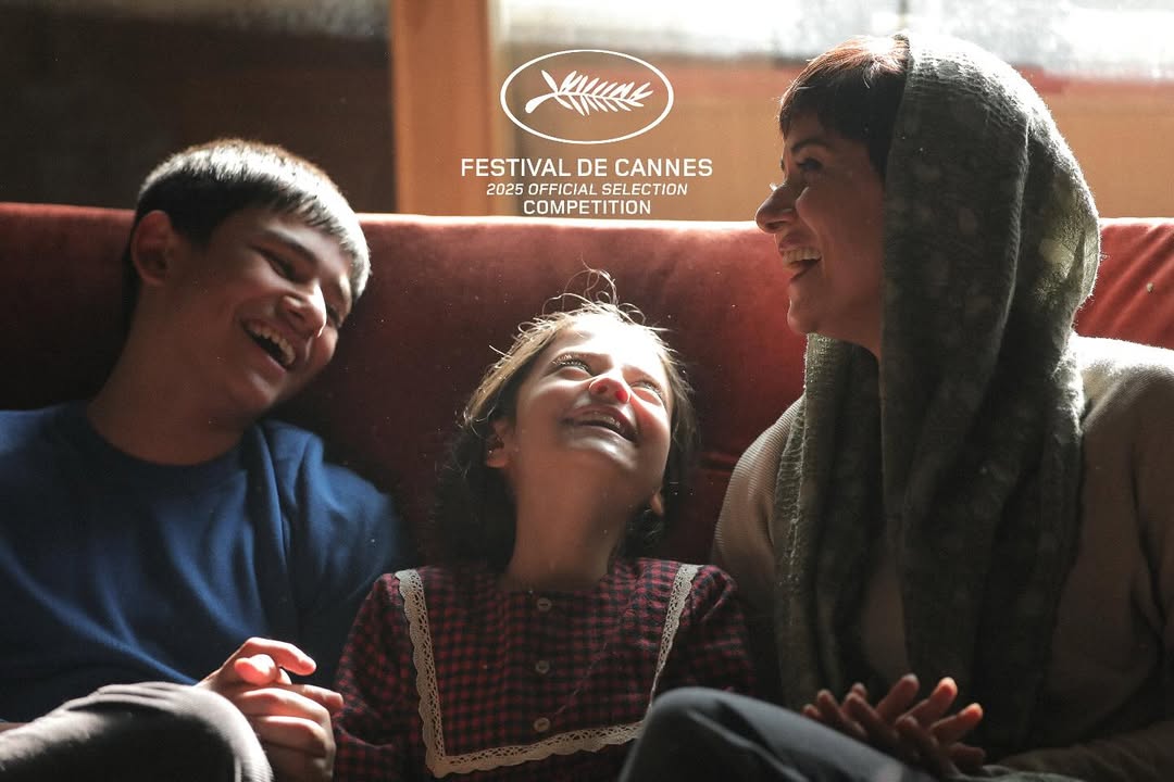 زن و بچه در بخش مسابقه جشنواره کن ۷۸
جدیدترین اثر سعید روستایی با عنوان «زن و بچه» در تازهترین فهرست جشنواره بینالمللی فیلم کن، به عنوان یکی از آثار حاضر در بخش مسابقه اصلی هفتاد و هشتمین دوره این رویداد سینمایی معرفی شد
عوامل فیلم عبارتند از
نویسنده و کارگردان: سعید روستایی
مجریان طرح: سهیل لاریجانی، علی مردانه
مدیر فیلمبرداری: ادیب سبحانی
منشی صحنه: ندا قائدی مقامی
طراح صحنه: محسن نصراللهی
تدوین: بهرام دهقانی
مشاور فیلمنامه: آزاد جعفریان
طراح لباس: شیده محمودزاده
طراح گریم: محمود دهقانی
صدابردار: رشید دانشمند
مدیر برنامهریزی و سرپرست گروه کارگردانی: علی مردانه
دستیار اول کارگردان: فرهاد شنتیایی
مدیر تولید: محمدرضا دلنوازی
مدیر پست پروداکشن: سهیل لاریجانی
صداگذاری: امیرحسین قاسمی
رنگ: فربد جلالی
مدیر تدارکات: شهرام شفیعی
جلوههای ویژه کامپیوتری: تهمینه اذکاری
عکاس: امیرحسین شجاعی
بازیگران: پری ناز ایزدیار، پیمان معادی، سها نیاستی
با هنرمندی حسن پورشیرازی
با حضور فرشته صدرعرفایی
و
مازیار سیدی، سحر گلدوست، آرشیدا درستکار، جواد پورحیدری، منصور نصیری، مازیار سیدین
با معرفی سینان محبی، روژین شمس
تهیه کننده: سید جمال ساداتیان
#زن_و_بچه #سعید_روستایی #جشنواره_کن #Cannes2025