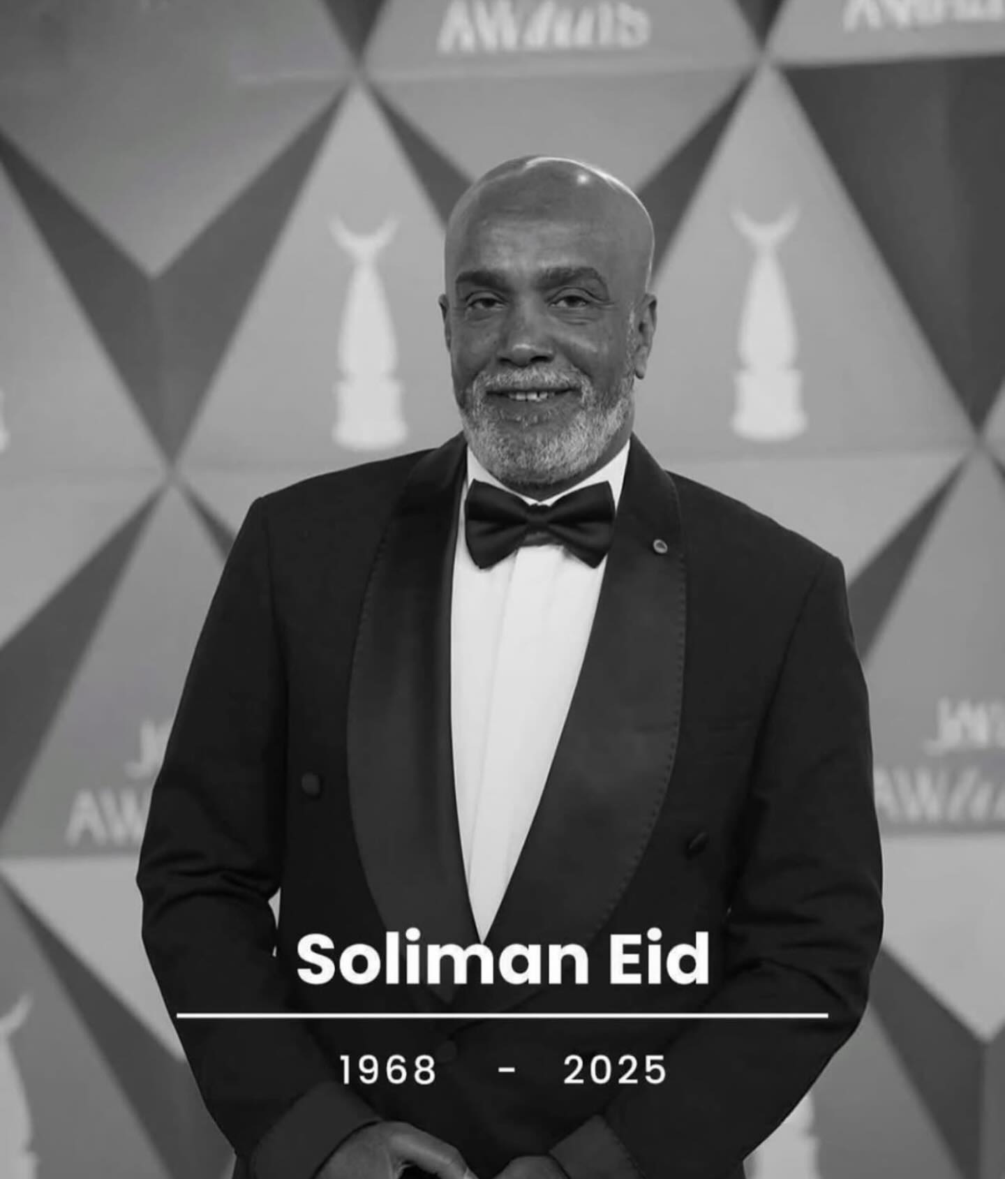 سنه ٢٠١١ عملنا مسرحيه اسمها ( شيزلونج )علي مسرح الدوله ومكانش حد يعرفنا غير صحابنا
عم سليمان اول نجم جه يتفرج علينا ولما عجبناه عزم كل المخرجين الكبار والنجوم عشان يجو يتفرجو علينا وياخدو ناس مننا
واللي كان منهم استاذ اشرف عبد الباقي اللي خدنا فعلا لما اتفرج علينا وبدأنا معاه المشوار
ومش بس كده عم سليمان كان بياخدنا ونروح شركات الانتاج يعرضنا عالمنتجين وهو ملوش اي مصلحه في اللي بيعمله ده وكان ممكن يتفرج ويقول كلمتين حلوين ويروح وخلاص
كان اطيب واحد شوفته في حياتي وعمره مازعل حد
ربنا يرحمك ياعم سليمان ويدخلك فسيح جناته