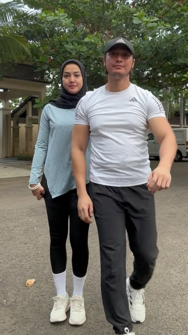Suami gak faham fungsi camera tu nyata guys, jorogin aja!!!
.
.
.
#sandybelasakti #evisobari #adidas #adidasindonesia #couple #husbandandwife #kangoroo #content #serangbanten #kotaserang