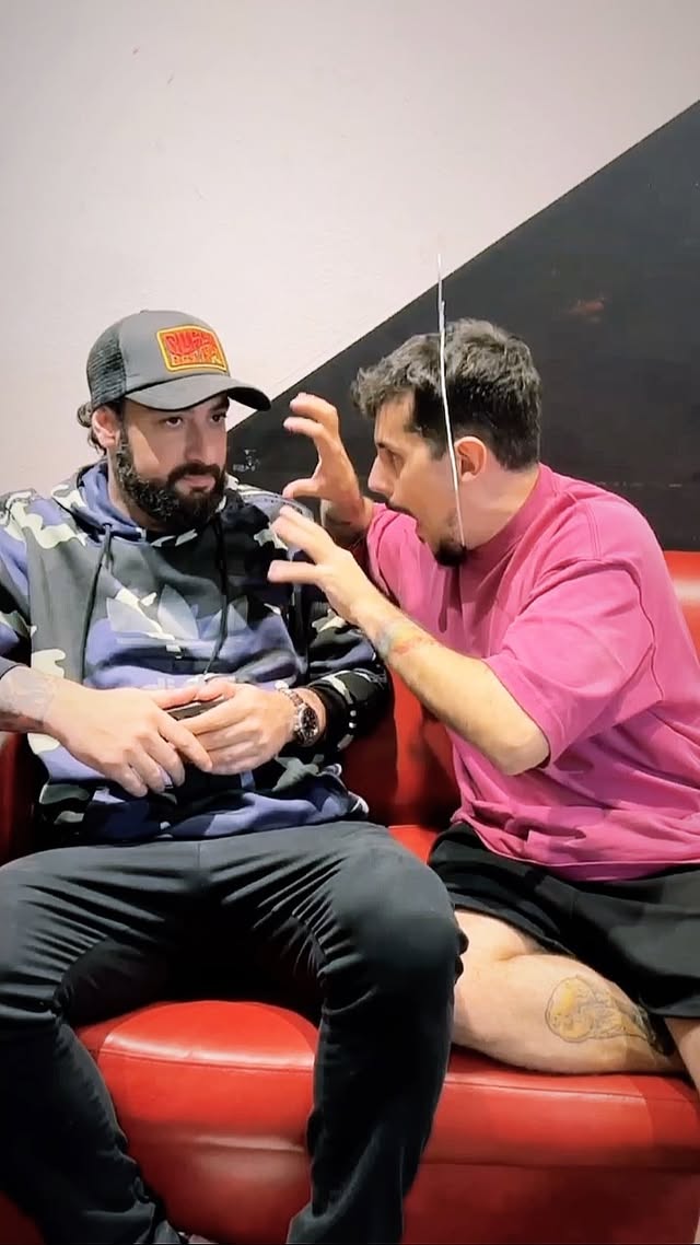 ¿Viste cuando ves un reality y te mimetizás? Bueno, así. Se estrenó #LOLArgentina en @primevideolat y ya nos sentimos sus participantes… El desafío era hacer reír sin reírse y bueno… creo que no nos salió muy bien. Pero a los que seguro le sale mejor es a los competidores de @lolar_oficial así que no se pierdan esta locura divertida conducida por @gimenezsuok y @gregorossello 🤩