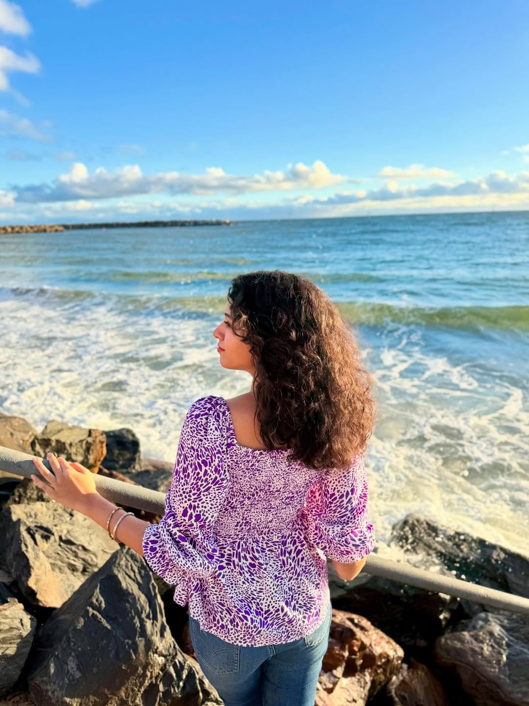 Sun, sea, and me looking like a lobster🌊🇦🇺
.
.
📸: @rakshitasuresh 🫰🏻