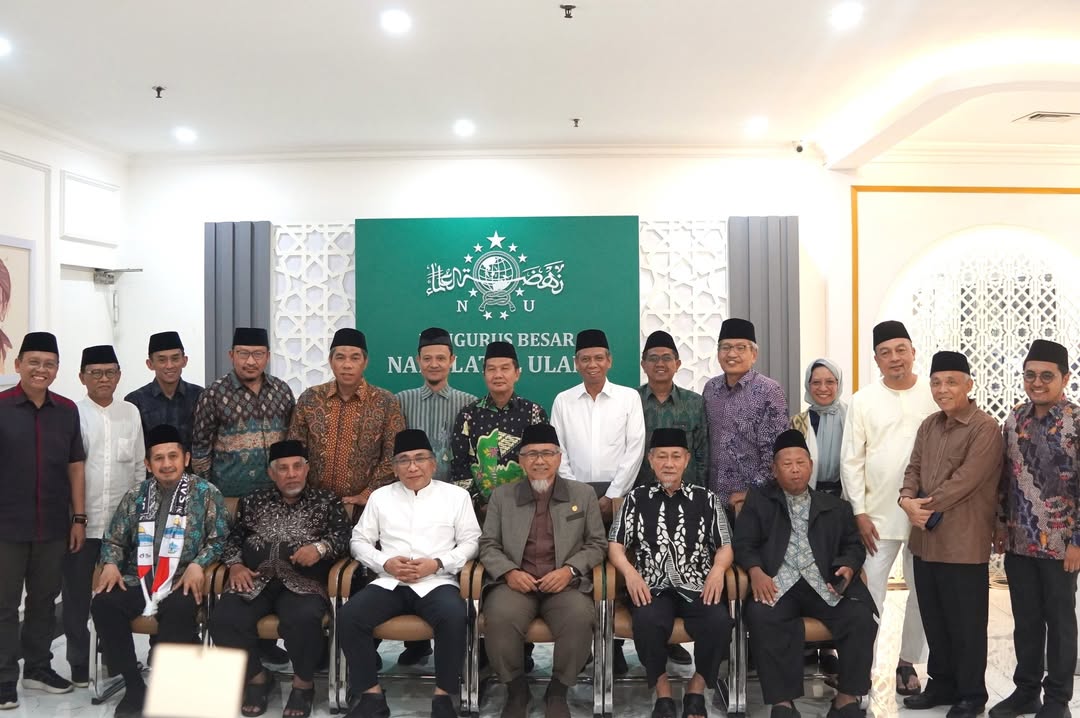 Silaturahim untuk Palestina
Hari ini, alhamdulillah saya bersama 12 Ketua Umum ormas Islam berkesempatan bersilaturahim dengan KH. Yahya Cholil Staquf, Ketua Umum PBNU, di Kantor Pusat PBNU, Jakarta.
Agenda utama kami adalah membahas langkah nyata mendukung pemerintah Indonesia dalam menghentikan genosida di Gaza dan memperjuangkan kemerdekaan Palestina.
Kini saatnya Indonesia tampil kembali sebagai motor penggerak dunia Islam, sebagaimana peran besar yang pernah ditunjukkan di era Bung Karno. Palestina adalah amanah besar bagi kita semua.
Gus Yahya memberikan apresiasi atas inisiatif ini dan menegaskan pentingnya persatuan kita sebagai umat: dengan sinergi, kita bisa menguatkan pemerintah untuk memulai langkah strategis.
Mari kita jadikan pertemuan ini langkah awal untuk menghadirkan solusi nyata bagi Palestina. Dengan doa, dukungan, dan persatuan, insya Allah kita mampu menjadi kekuatan besar dalam membela saudara-saudara kita di sana.
Dari Indonesia, untuk Palestina. Kita bergerak bersama! 🇮🇩🤝🇵🇸
#SavePalestine #IndonesiaForPalestine #SolidaritasUmat #DukungPalestina #StopGenosidaGaza #wahdahislamiyah