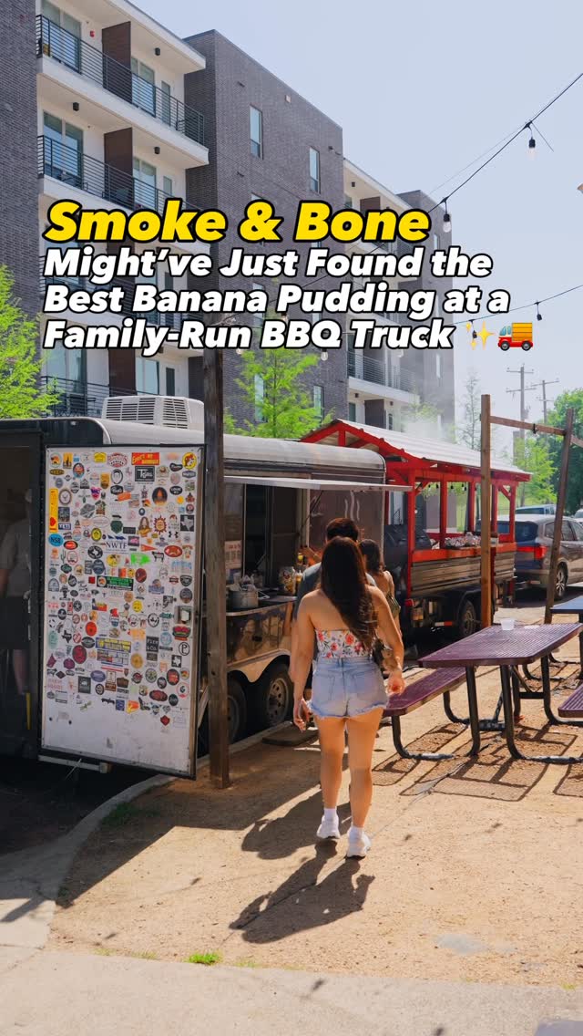 Might’ve just found my favorite banana pudding in Fort Worth at this Family-Run BBQ food truck✨🚚! Located on North Main St, Smoke & Bone serves up some solid Texas BBQ. I went all in with a full platter and everything was delicious: brisket, mac & cheese, loaded elotes with pulled pork, pork belly, and pork ribs, an avocado burger (not what I’d usually order at a BBQ joint—but it was amazing), and banana pudding that might just be the best I’ve had. Creamy, not too sweet, and filled with bananas inside. If you are in Fort Worth or in the area, definitely give them a try.
📍: @smokebonebbq (Fort Worth, TX)
🥩: Brisket
✨: Loaded Elote
🧀: Mac & Cheese
🥑: Avocado Burger
🍌: Banana Pudding
👇🏼 TAG A FRIEND TO GO WITH! #LetsTexas, #TexasToDo
