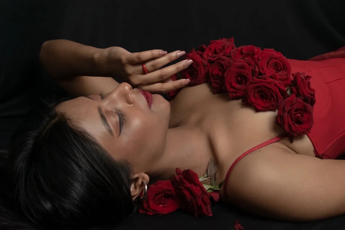 Designed by the divine 🌹
.
.
.
#redroses #rosephotoshoot #editorialshoot #redfur #posinginspo #modelsofbangalore