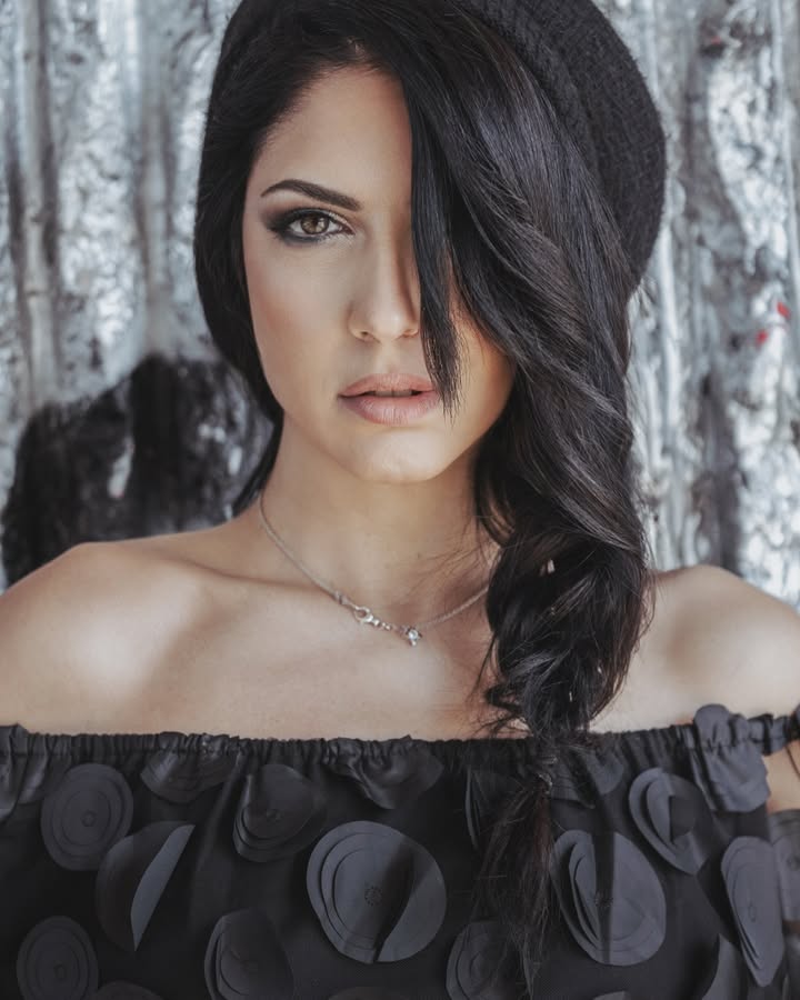 Guardami negli occhi e lascia che il silenzio dica la verità ♥️
📸 @claudiadottaviphotography
💄 @veronica_del_mastro_mua
#shooting #cantautrice
