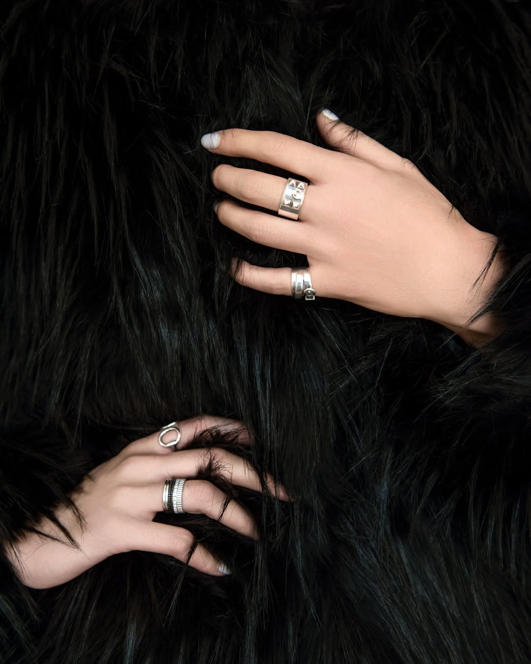 @hermes ring styled with luxurious faux fur from @faz.label, featuring model NadjaAxarlis, shot in Geneva with @nikoneurope for @boleromagazin
Une bague @hermes associée à une fausse fourrure de @faz.label, portée par Nadja Axarlis. Photographiée à Genève avec @nikoneurope pour @boleromagazin.
#HermesJewelry #FauxFurFashion #Boleromagazin #LuxuryEditorial
#EditorialJewelry #GenevaPhotographer #SwissFashionPhotographer #hermesring
#NikonZSeries #LuxuryAccessories #JewelryDetail #FashionCloseUp
#HighEndVisuals #VisualNarrative #SwissStyle #LuxuryContent
#CreativeDirection #ModelPhotography #SwissLuxury #ContentForBrands
#JewelryCampaign #FashionAccessories