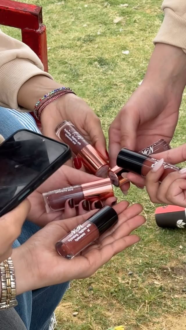 و اي بنت مكنتش تعرف البراند اديتلها lipgloss و عملت فولو 😌♥️..
و في بنات مرديتش تطلع فالڤيديوز بس كانو يعرفو البراند و خدو بردو lipgloss 🙈🙈🙈