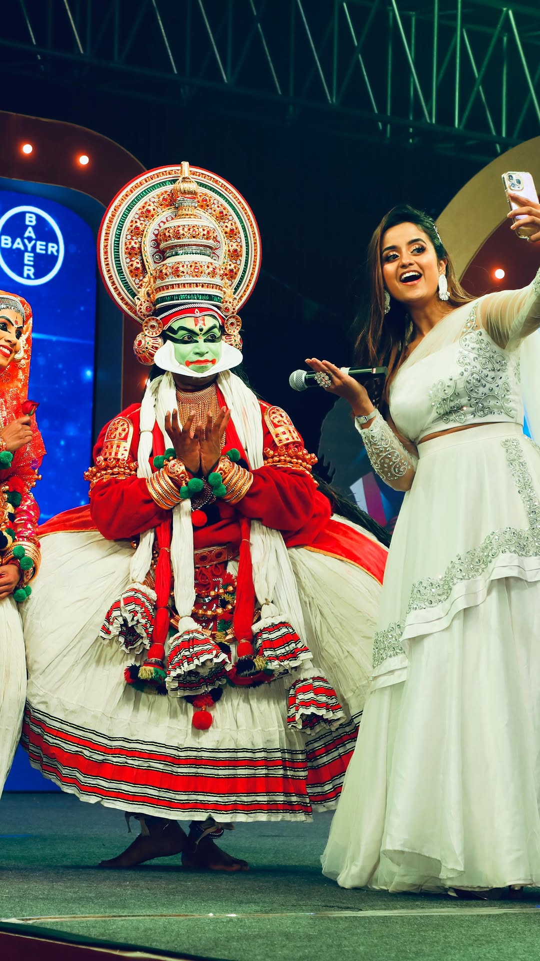 I dont post about most of my shows .. but alot of u ask me what i do at Corporate shows.. here is a glimpse of my work for @bayeragro .. i got this outfit stitched by @studio88byveenagowda
.
.
#meta #6 #dec