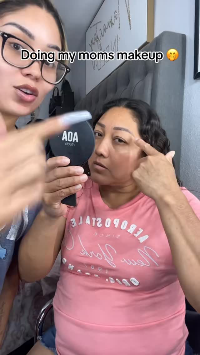Happy Mother’s Day a la que me sigue la corriente en mis pendejadas 🤎
#throwback #doingmymomsmakeup #mexicanmom #mexicanmomsbelike