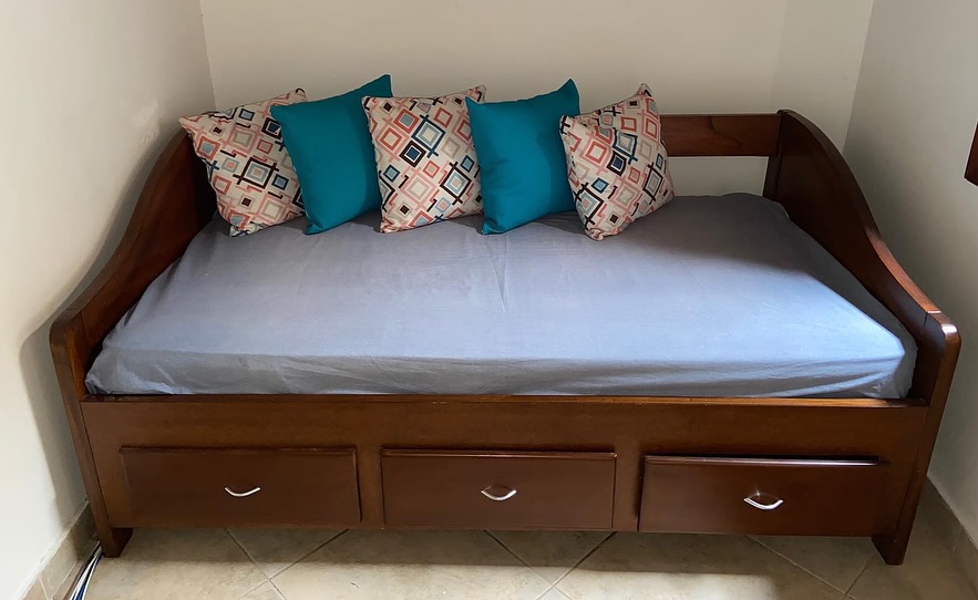 Transforma tu espacio con estilo y funcionalidad ✨🛏️
La combinación perfecta entre diseño moderno y practicidad. Aprovecha cada rincón de tu habitación con sus espacios de almacenamiento adicionales, manteniendo todo ordenado y al alcance. 🌟
¿Lista para renovar tu dormitorio? 🏡💫
#StephanyDecor #CamasConEstilo #DormitorioConEncanto #MueblesQueEnamoran