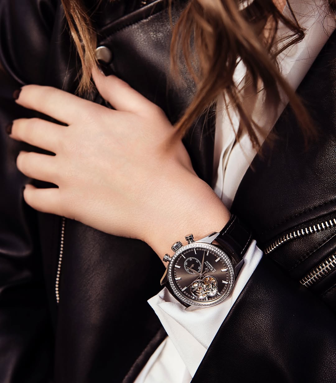 @zenithwatches shot for @bilanluxe, featuring model @machavananty @collector__mag @nikoneurope
@zenithwatches photographiée pour @bilanluxe, avec @machavananty @collector__mag @nikoneurope.
#ZenithWatches #SwissWatches #WatchPhotography #LuxuryEditorial #FashionPhotographer
#LausannePhotographer #SwissLuxury #BrandContent #HighEndVisuals #StudioPhotography #stilllifephotography
#NikonZSeries #TimepiecePhotography #LuxuryCampaign #VisualStorytelling
#SwissMade #LifestyleEditorial #CreativeDirection #WatchLover #LuxuryStyle #BilanLuxe