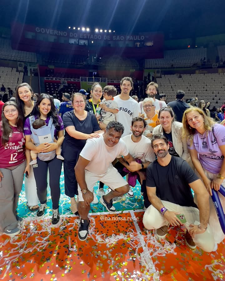 Eu acho que esse pode ser o motivo mais importante pra gente começar a campanha #FicaNati por aqui: FAMÍLIA!!! 💛
E que família abençoada em ter essa jogadora e, acima de tudo, essa pessoa tão especial como é a Natália!
Que lindo acompanhar boa parte da trajetória dessa craque! 🥹
Ah, e #FicaNati!!
#vôlei #voleibol #NaNossaRede
Foto: minha mesmo